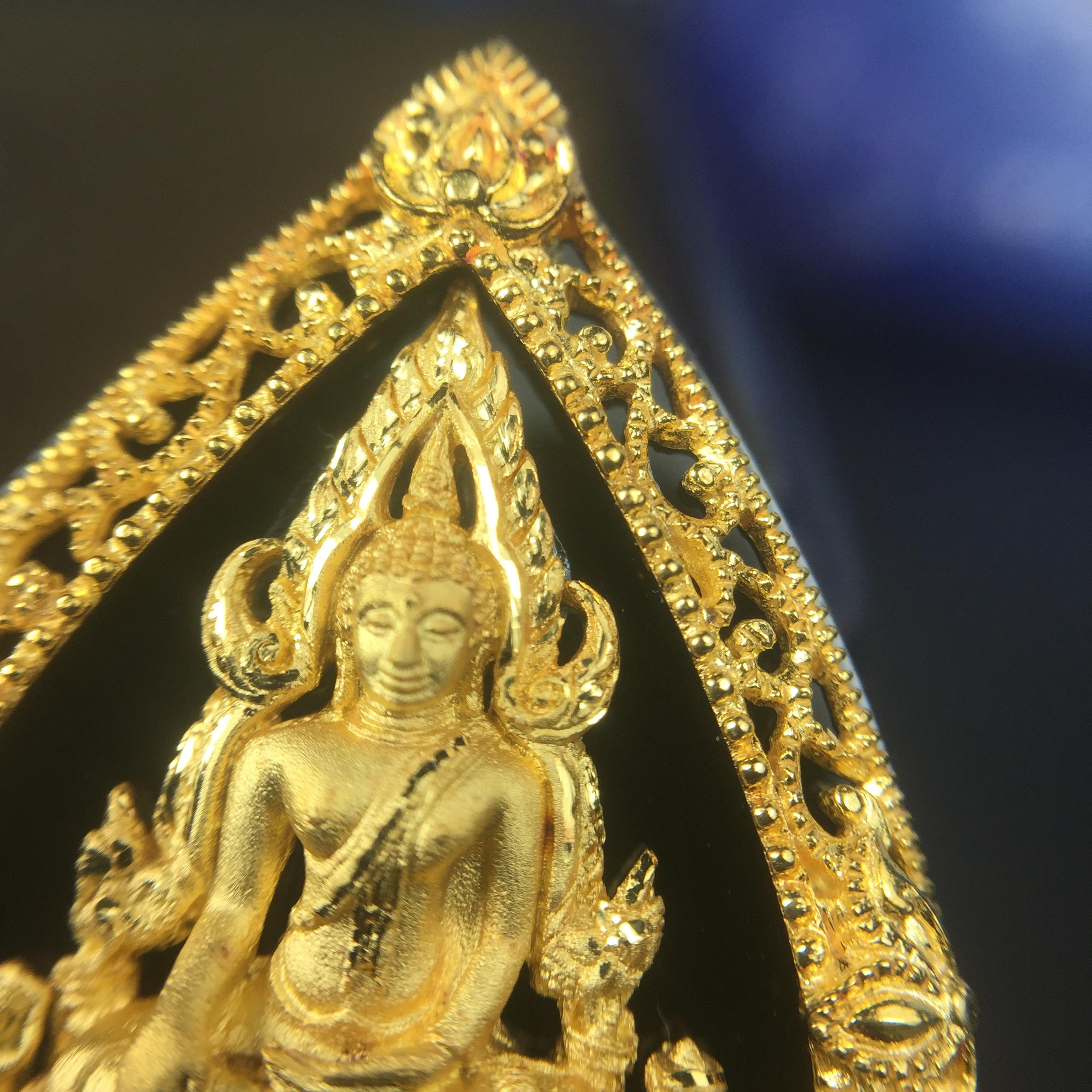 เหรียญพระพุทธชินราช ภปร. รูปหยดน้ำ โครงการ เพราะแผ่นดินนี้คือแผ่นดินเกิด เนื้อทองคำ (นน.รวม 7.3 กรัม) ปี2551 (ขนาด 21 x 29 มม.) (สวยงามหายาก)1ใน 3000องค์