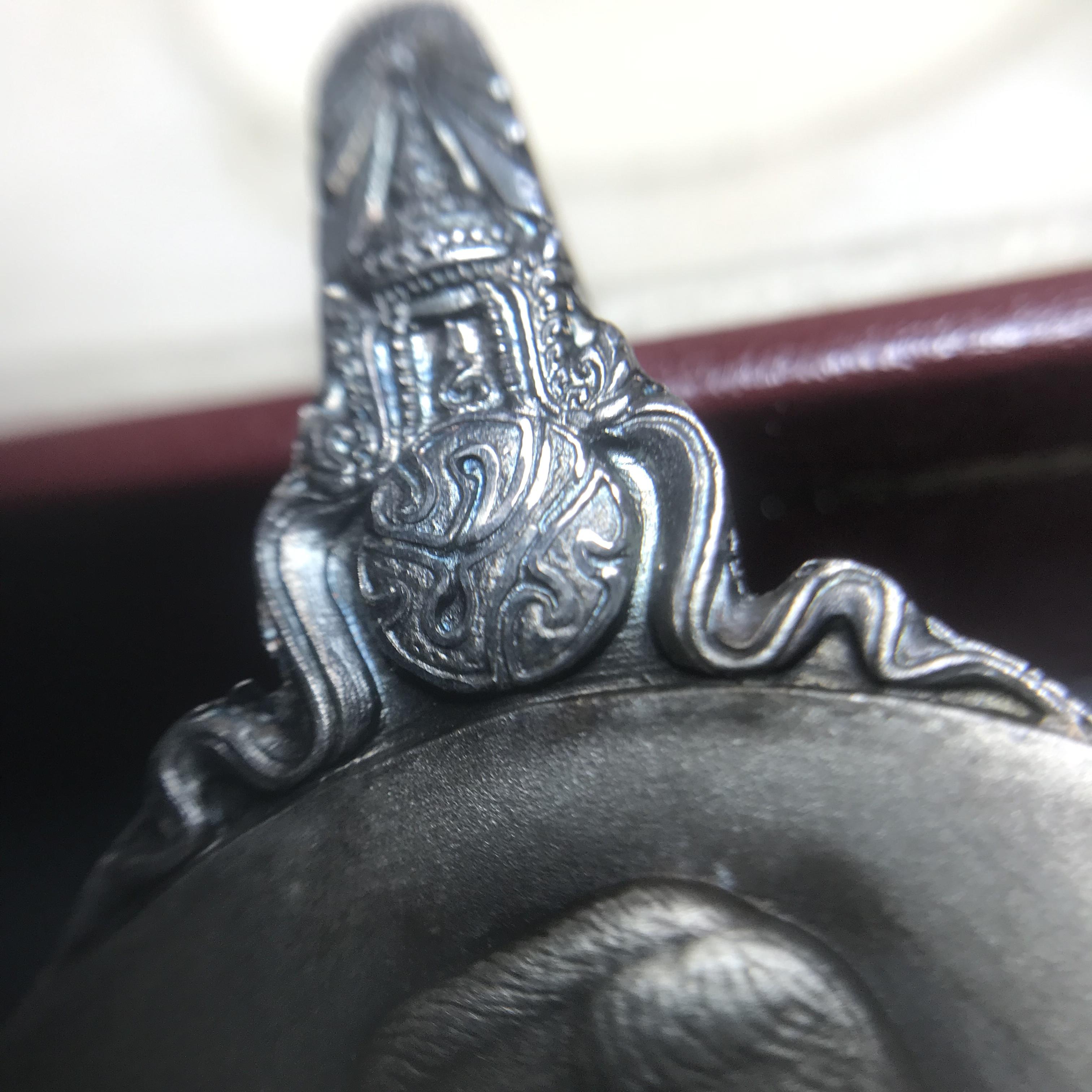 เหรียญพระมหาชนก ปี2539(รุ่นแรก) เนื้อเงิน พิมพ์ใหญ่บล็อกนิยมหายากสุดในรุ่น(วงเดือน คอจุด) ผิวเดิมสีรุ้งธรรมชาติแบบนิยม พร้อมหนังสือสภาพสวยครบชุด