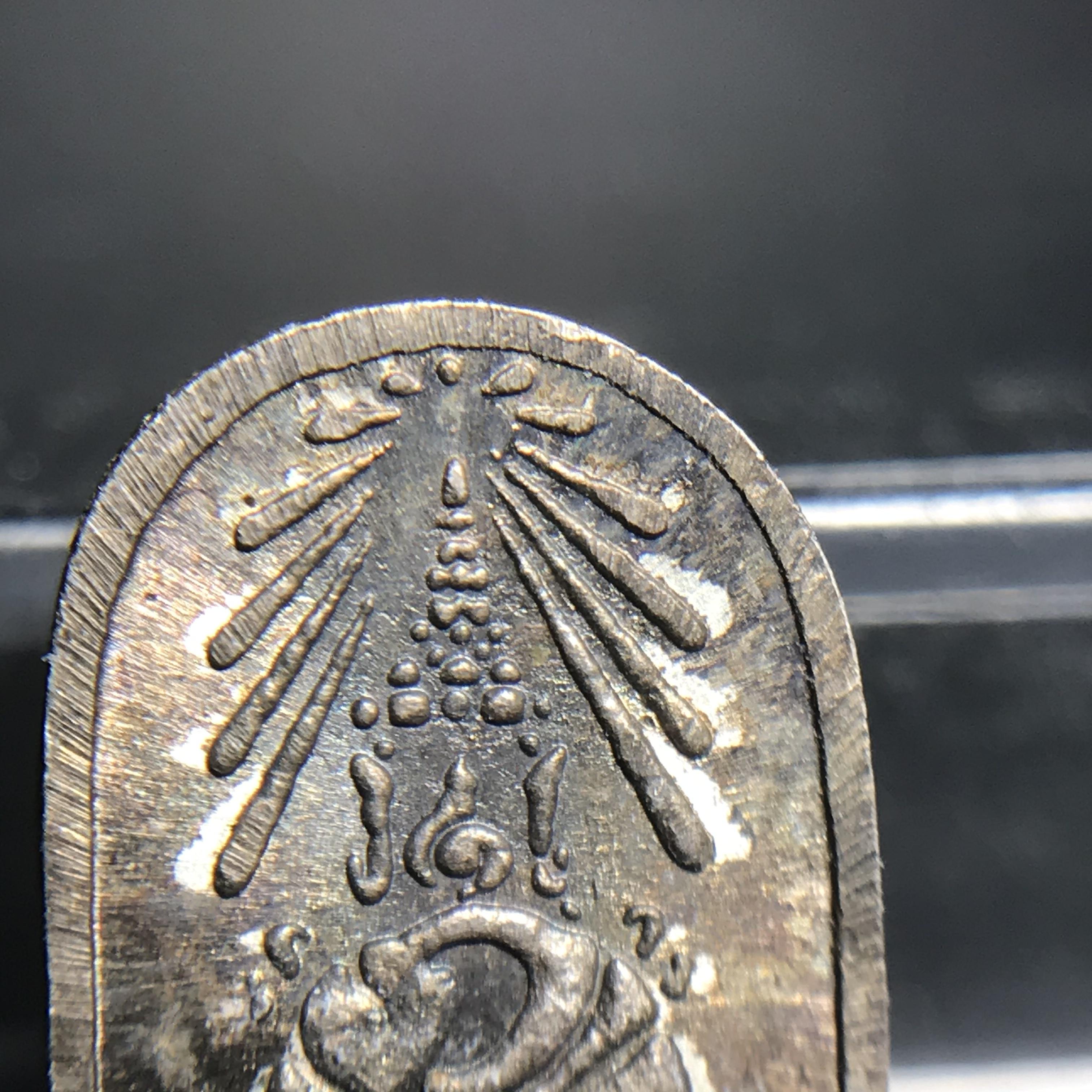 พระปรกใบมะขาม พระพุทธสิหิงค์ ภปร. ธรรมศาสตร์ 50ปี เนื้อเงิน(ในหลวงรัชกาลที่9 เสด็จเททอง)(พระปรกใบมะขาม ภปร. รุ่นแรก)(คัดสภาพสวยคมชัด ผิวเดิม)หายาก