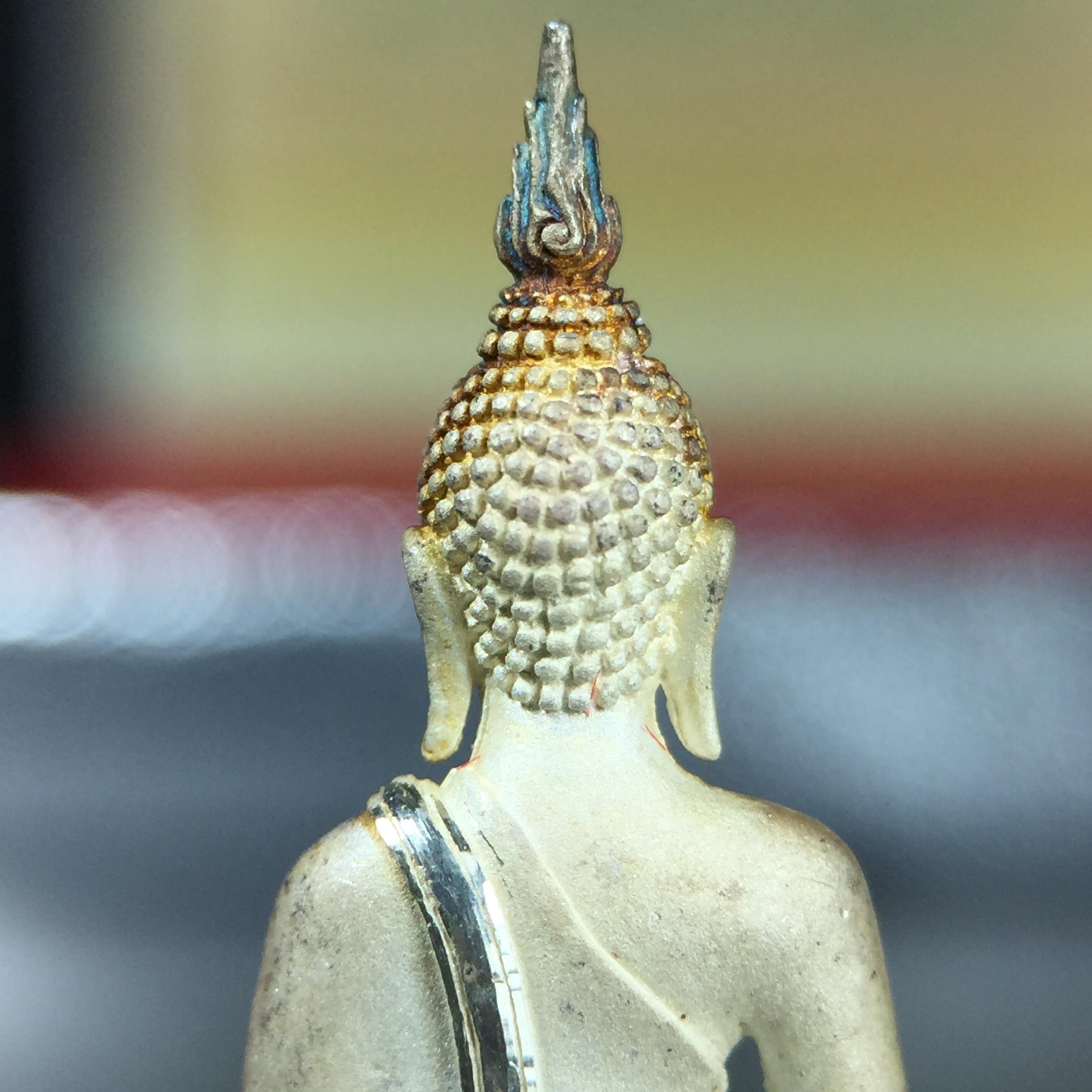 พระกริ่ง+พระชัยวัฒน์พระพุทธนวราชบพิตร ครองสิริราชสมบัติครบ 50 ปี พ.ศ.2540 เนื้อเงินผิวเดิมๆขึ้นสีรุ้งธรรมชาติแบบนิยม(หายาก)(สีสันที่ธรรมชาติสรรค์สร้าง)พร้อมกล่องบรรจุเดิมครบ(1ชุด 2 องค์)1 ใน 9500 ชุด