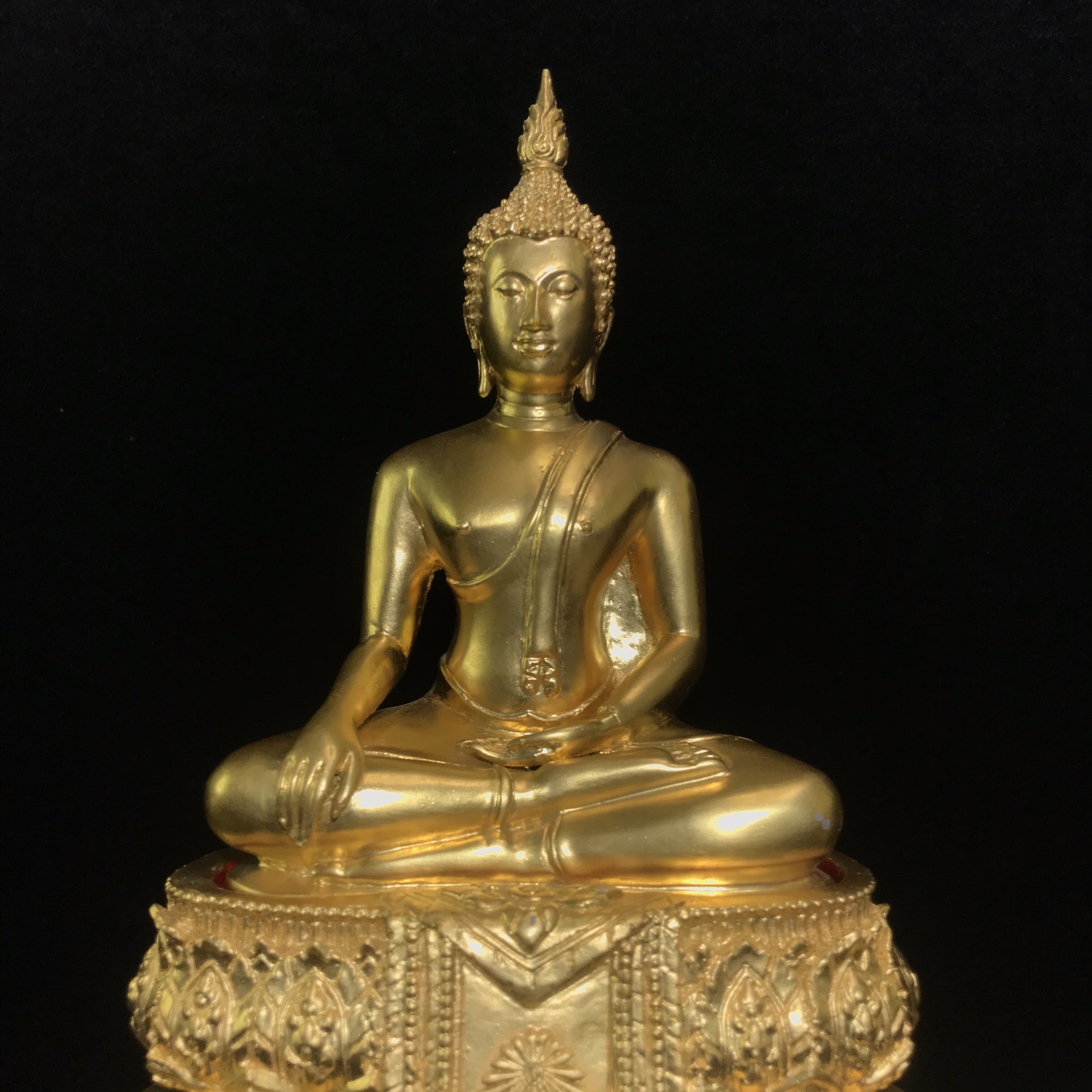 พระพุทธสิงหธรรมมงคล ภปร. รุ่นแรก พุทธสมาคมแห่งประเทศไทย ในพระบรมราชูปถัมภ์ จัดสร้าง ปี2547 เนื้อโลหะผสมปิดทอง หน้าตัก 5 นิ้ว(1 ใน 1999 องค์)