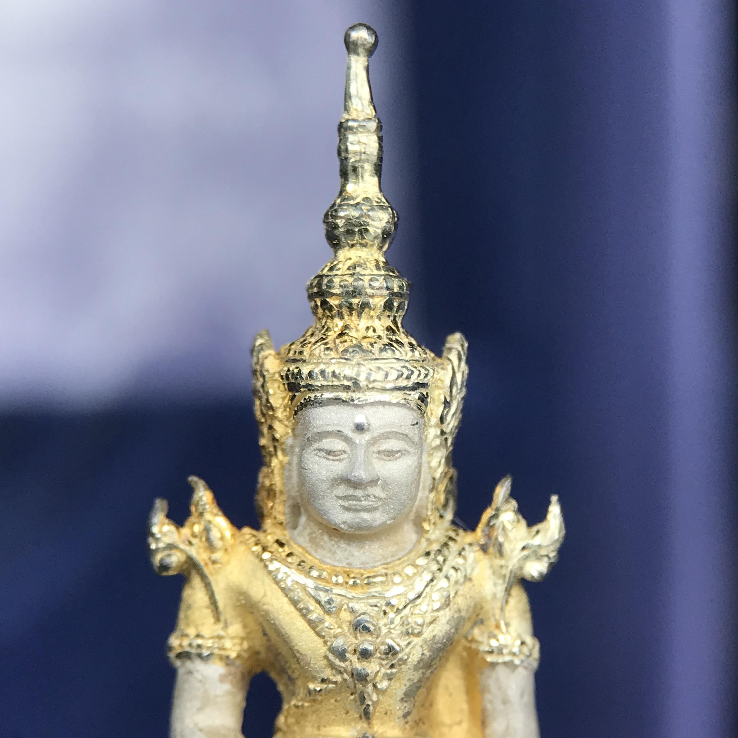 พระแก้วมรกต ภปร. ปี 2547 จัดสร้างโดยโรงพยาบาลภูมิพลอดุลยเดช เนื้อเงิน(3 กษัตริย์) ลอยองค์ หน้าตัก 1/2 นิ้ว สูง 3.7 ซม.พิธีมหามังคาภิเษก ณ พระอุโบสถวัดพระศรีรัตนศาสดาราม(วัดพระแก้ว) งดงามทรงคุณค่าอีกหนึ่งรุ่นยอดนิยม หายาก(องค์หมายเลข ๑๔๑๖)