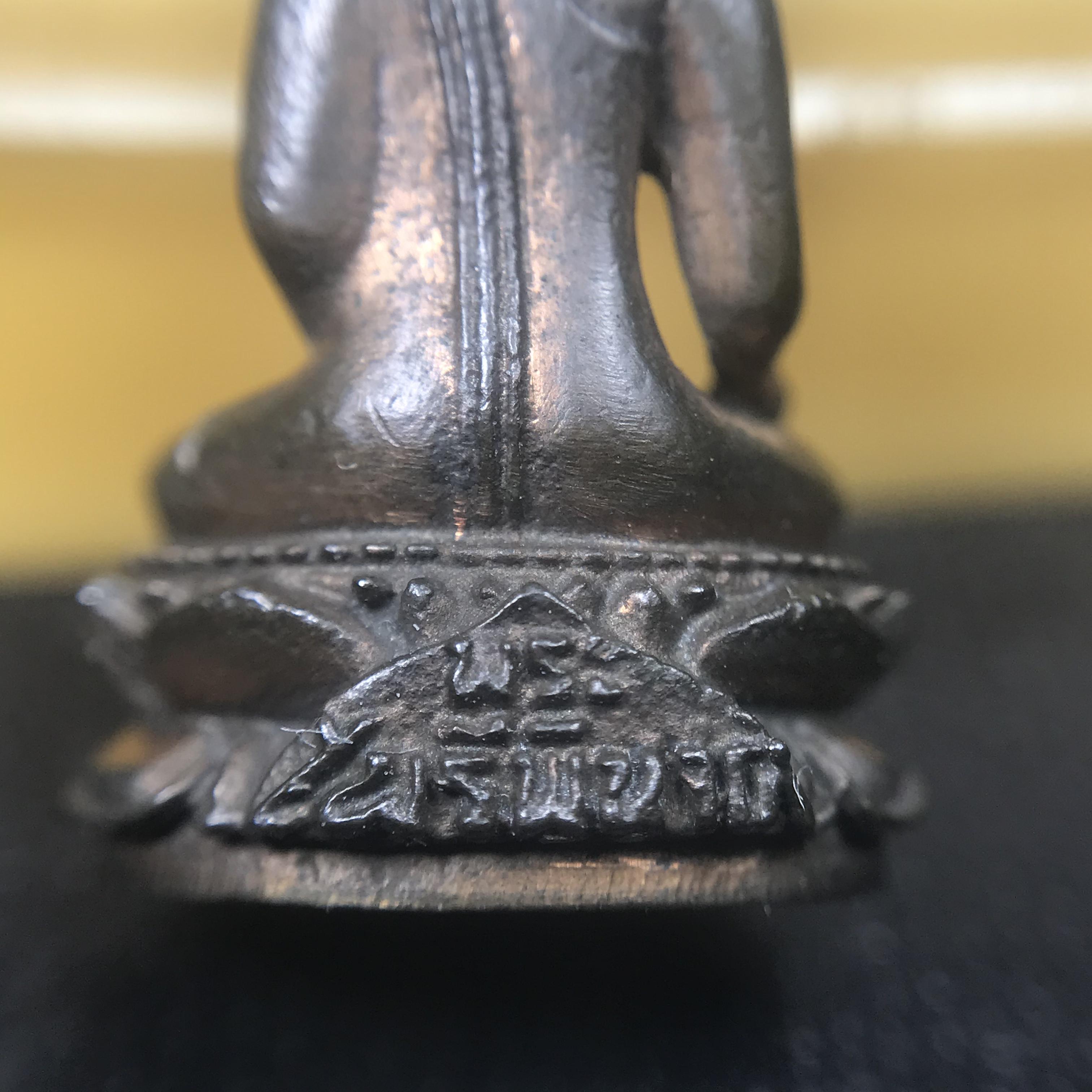 พระกริ่งไพรีพินาศ(รุ่นแรก สมเด็จพระญาณสังวร) วัดเพชรวราราม รุ่นเขาค้อ เนื้อนวโลหะ ตอกโค้ต ปี2520 จ.เพชรบูรณ์(คัดสภาพสวยครบกล่องบรรจุเดิม)(1ใน2309 องค์)