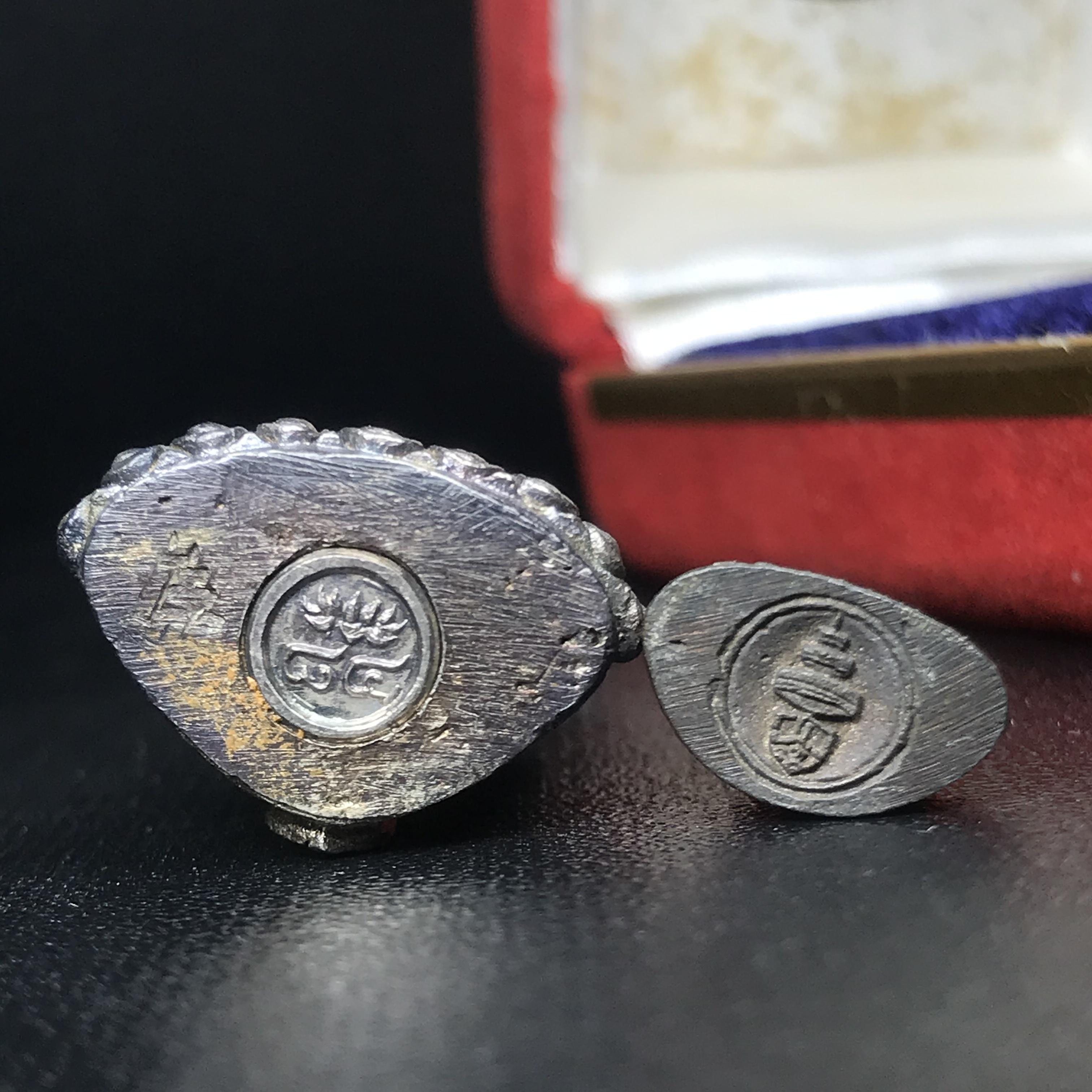 พระกริ่งฉลองพระชนมายุครบ 7 รอบ 84 พรรษา สมเด็จพระสังฆราช(วาสน์) วัดราชบพิธ พ.ศ.2525 เนื้อเงิน สภาพสวยมาก ในกล่องชุดพิเศษกรรมการ พร้อมพระชัยวัฒน์ เนื้อนวโลหะ ครบชุดสมบูรณ์(หายาก)