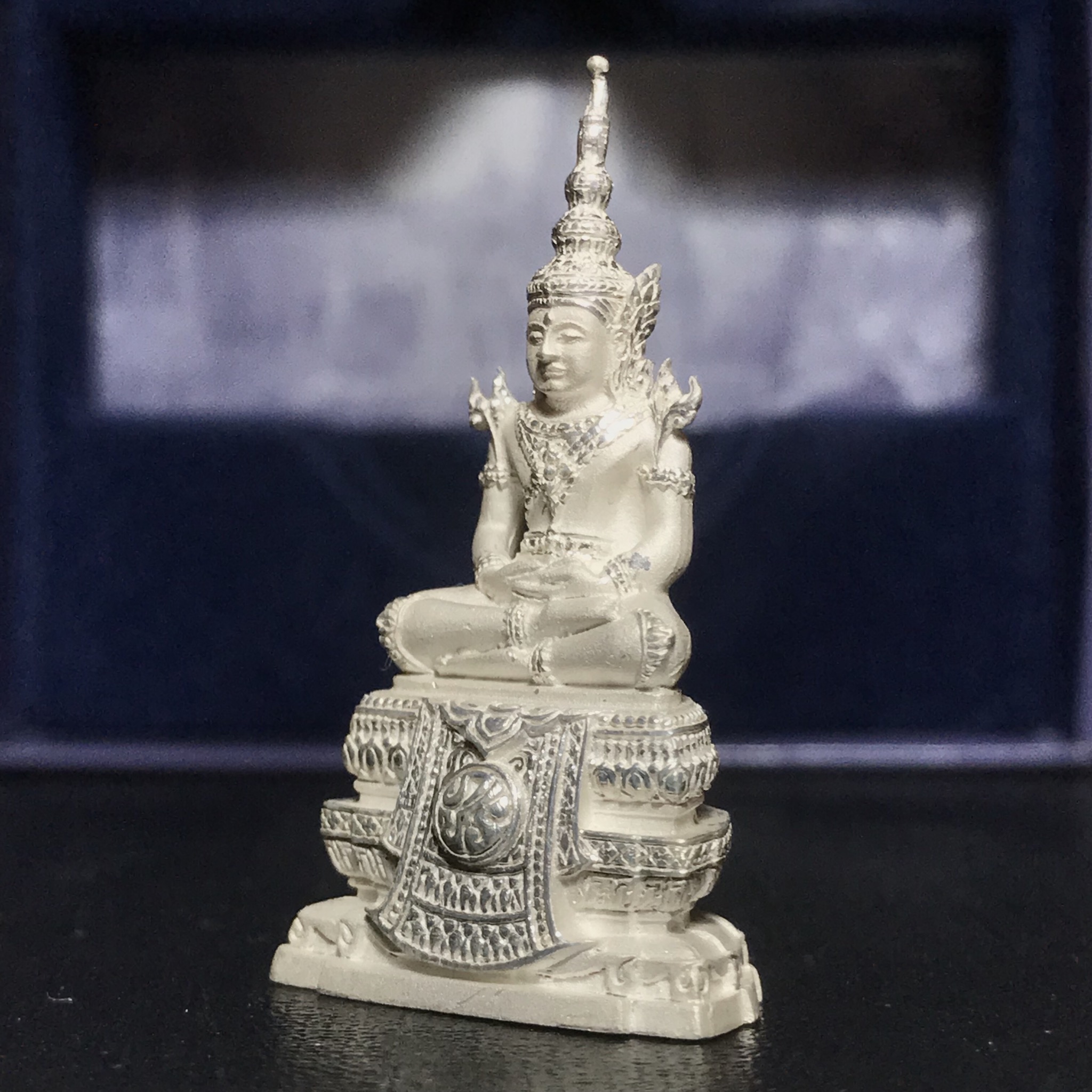 พระแก้วมรกต ภปร.หน้าตัก 1/2 นิ้ว จัดสร้างโดย รพ.ภูมิพลฯ ปี2547 ลอยองค์เนื้อเงิน(1ใน3000องค์)(หายาก)สภาพสวยครบสมบูรณ์