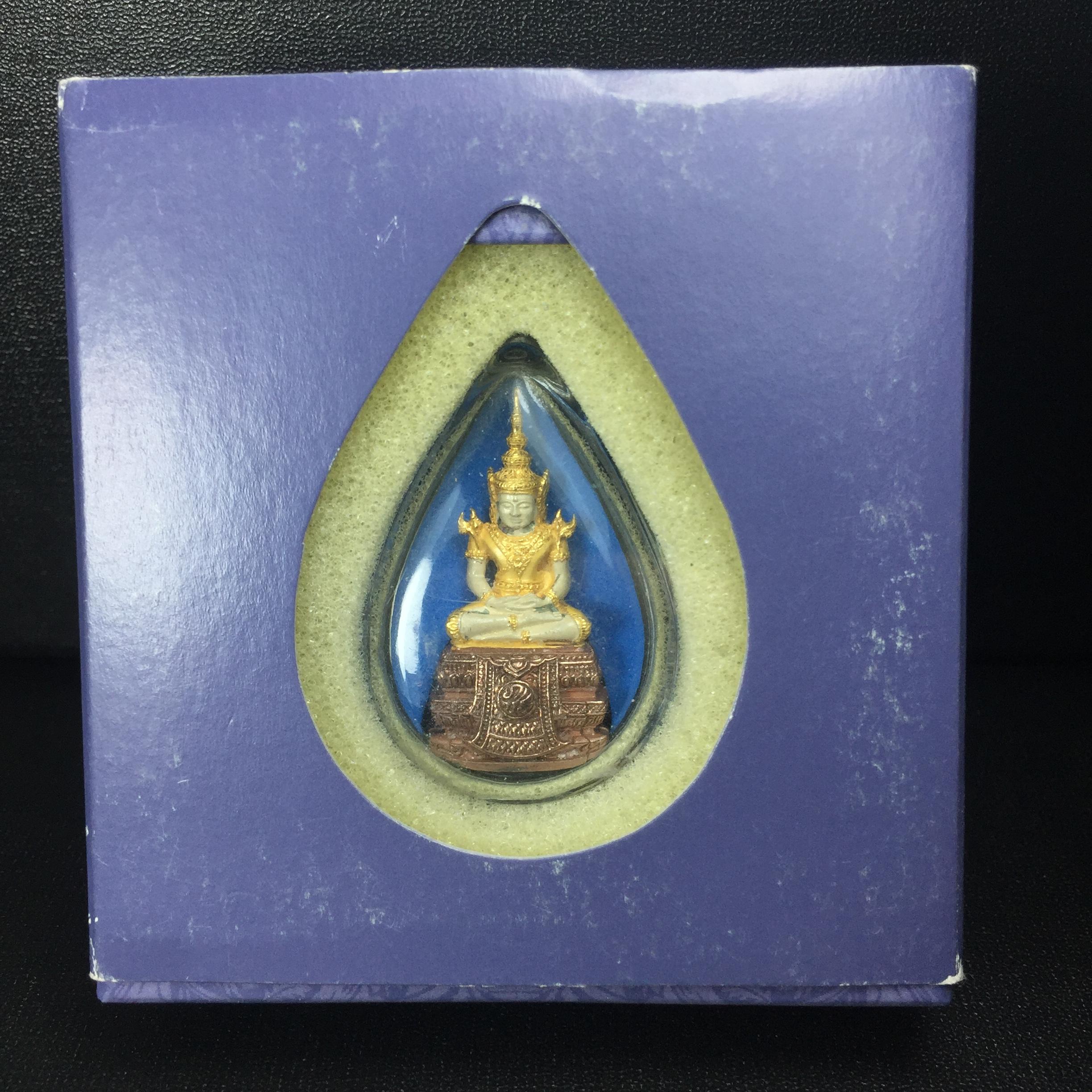 พระแก้วมรกต ภปร. ปี2547 จัดสร้างโดย รพ.ภูมิพลฯ เนื้อเงิน (3 กษัตริย์)ลอยองค์ หน้าตัก 1/2 นิ้ว(1ใน3000องค์)