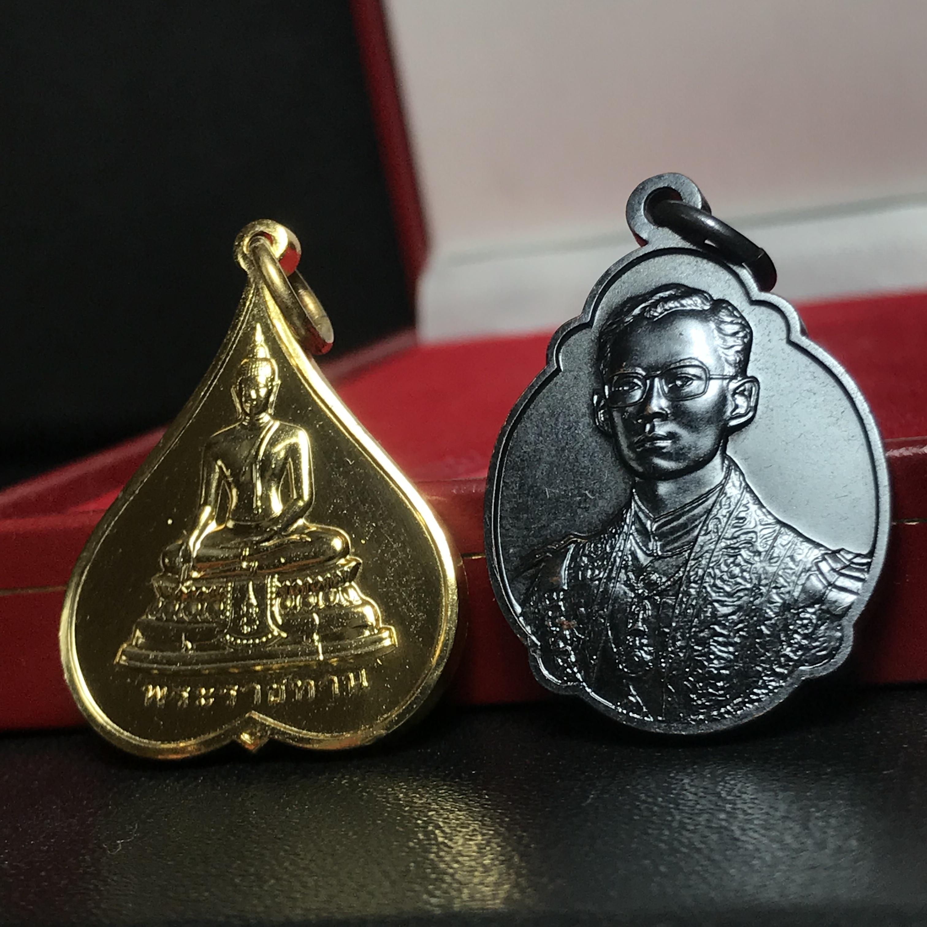 เหรียญพระราชทาน มูลนิธิ พอ.สว. ปี2541 (1ชุด มี 2 เหรียญ สภาพสวยมาก(กล่องเดิม))