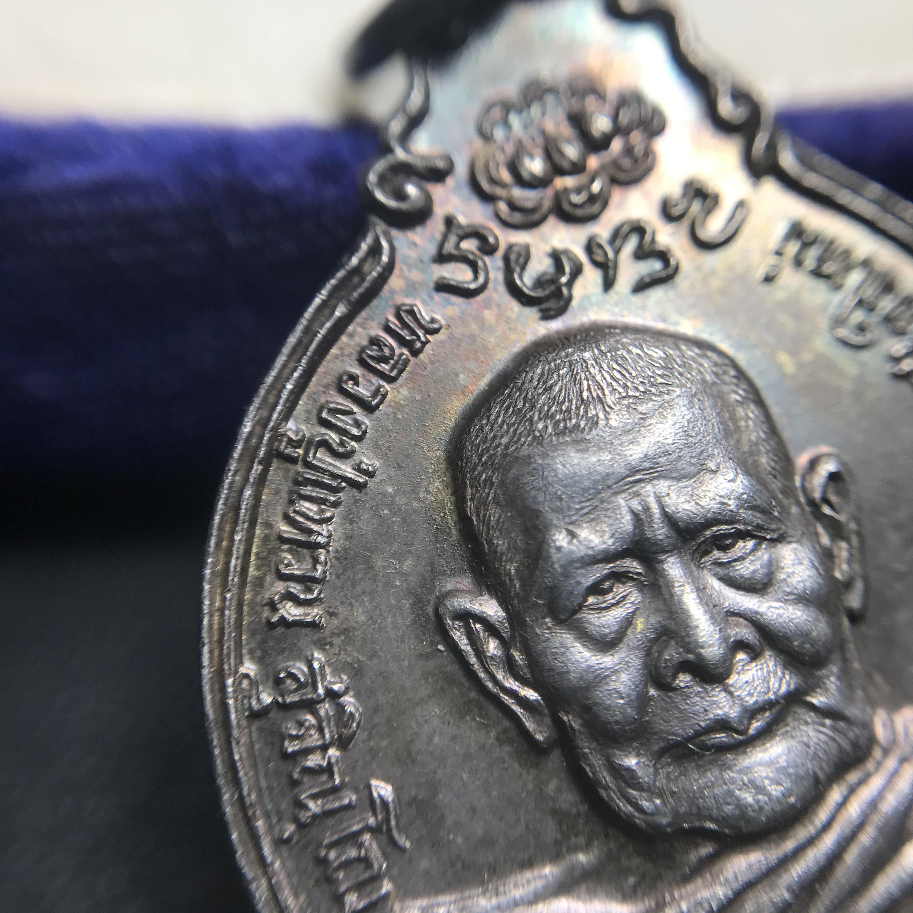 หลวงปู่แหวน วัดดอยแม่ปั๋ง รุ่นสร้างตึกโรงพยาบาล ปี 2521 หลัง ภปร.(ใหญ่) เนื้อเงิน(บล็อกนิยม)(คัดสวยสภาพผิวเดิม)กล่องเดิมครบสมบูรณ์(หายาก)