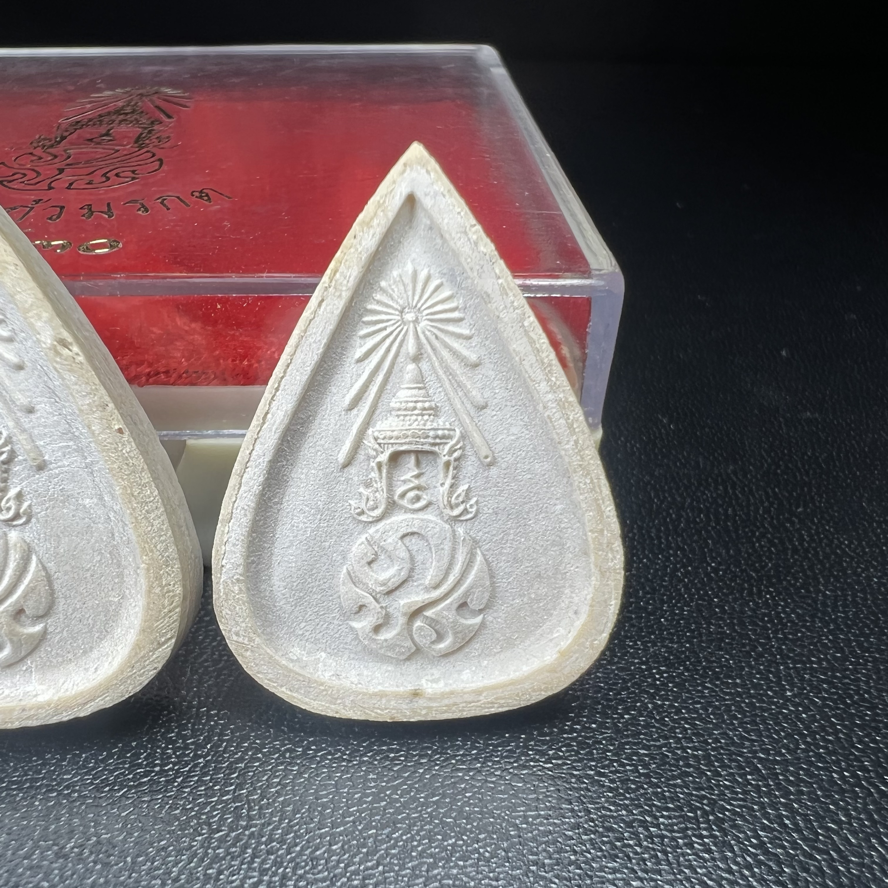 พระแก้วมรกต หลัง ภปร. เนื้อผง ปี2530 พระดี พิธีใหญ่ ประกอบพิธีพุทธาภิเษกพร้อมกับพิธีพระกริ่งปวเรศ ปี2530 วัดบวรนิเวศและวัดพระแก้ว(ครบชุดสามฤดูกล่องเดิมครบ)หายาก