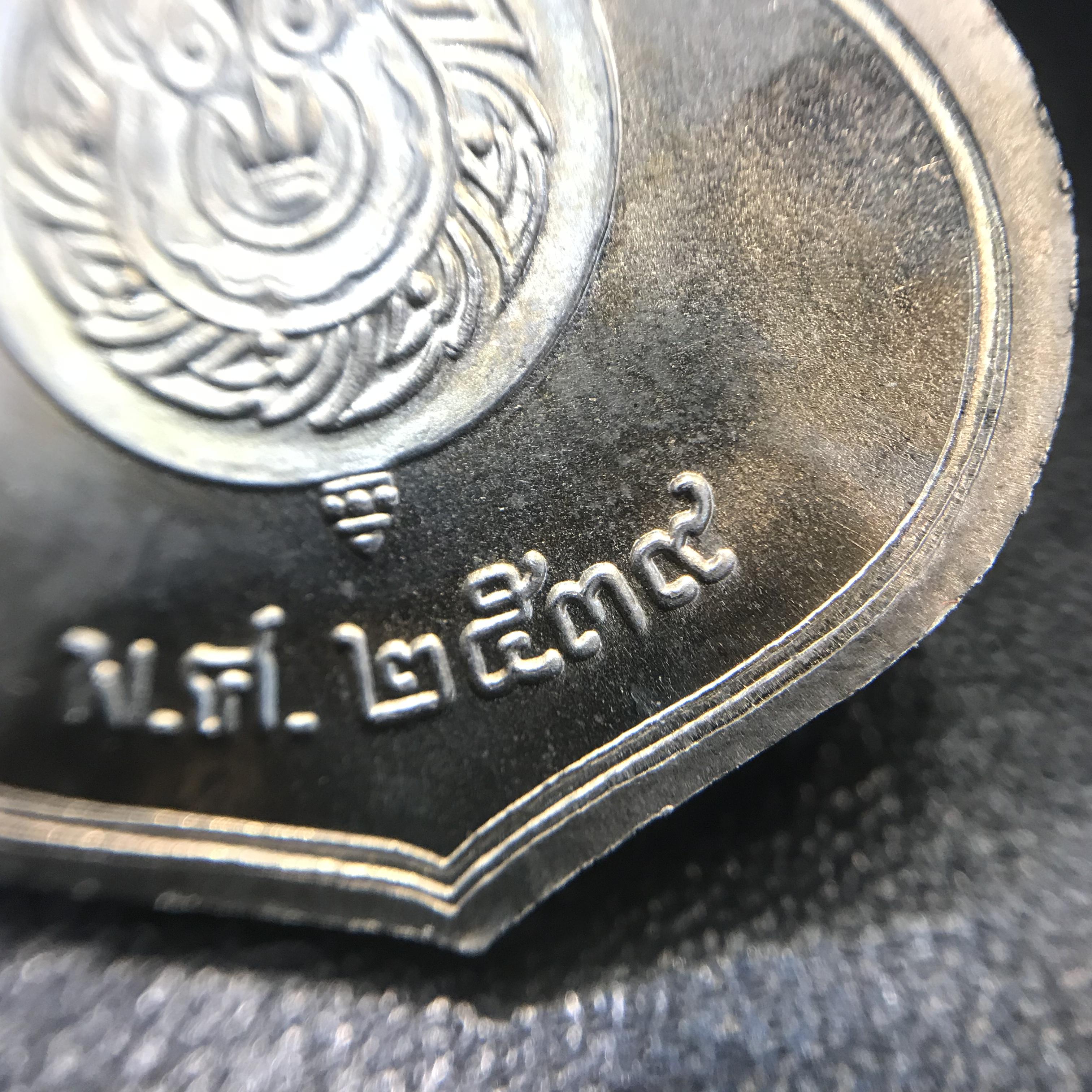 เหรียญพระบาทสมเด็จพระเจ้าอยู่หัว รัชกาลที่9 ประทับนั่งบัลลังก์ กระทรวงมหาดไทยจัดสร้าง ปี2539 เนื้ออัลปาก้า(บล็อกนิยม)สวยคมชัดผิวน้ำทอง