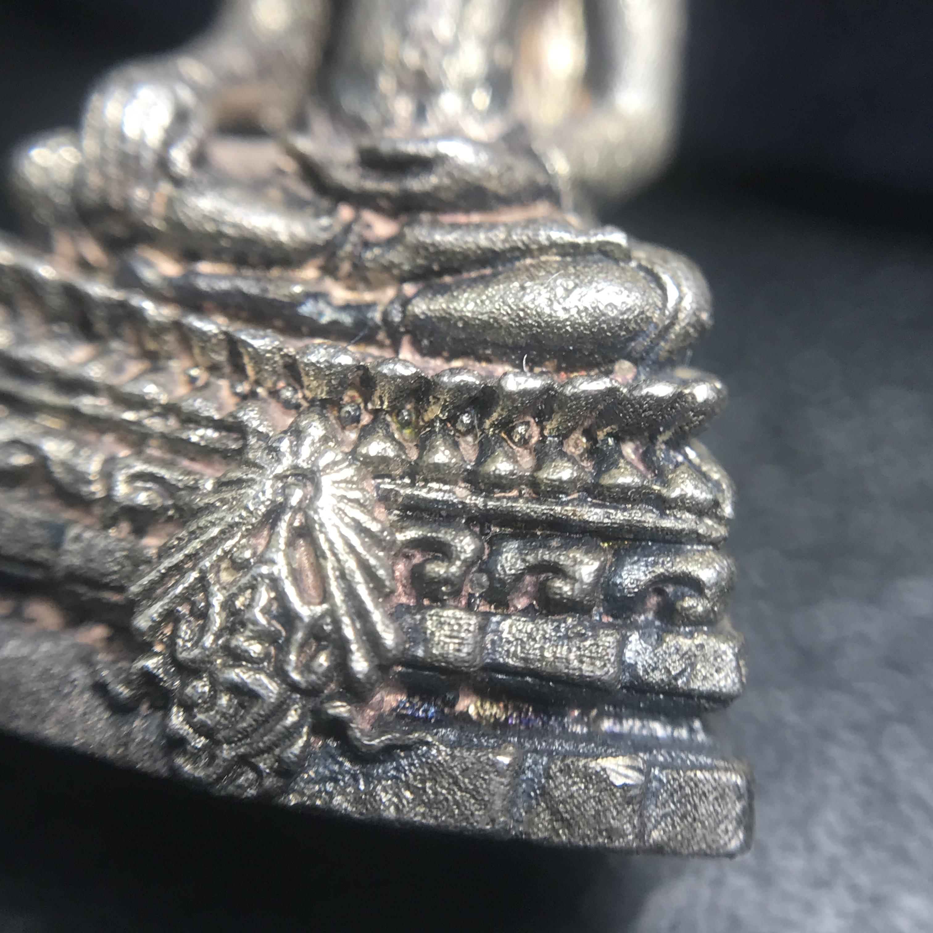 พระกริ่งพระพุทธชินสีห์ ภปร ทันโตเสฏโฐ ปี 2533 เนื้อเงิน (วัตถุมงคลหนึ่งเดียวที่บรรจุพระทนต์(ฟัน)ในหลวงรัชกาลที่9 พระราชทานให้จัดสร้าง)(1ใน1999องค์)