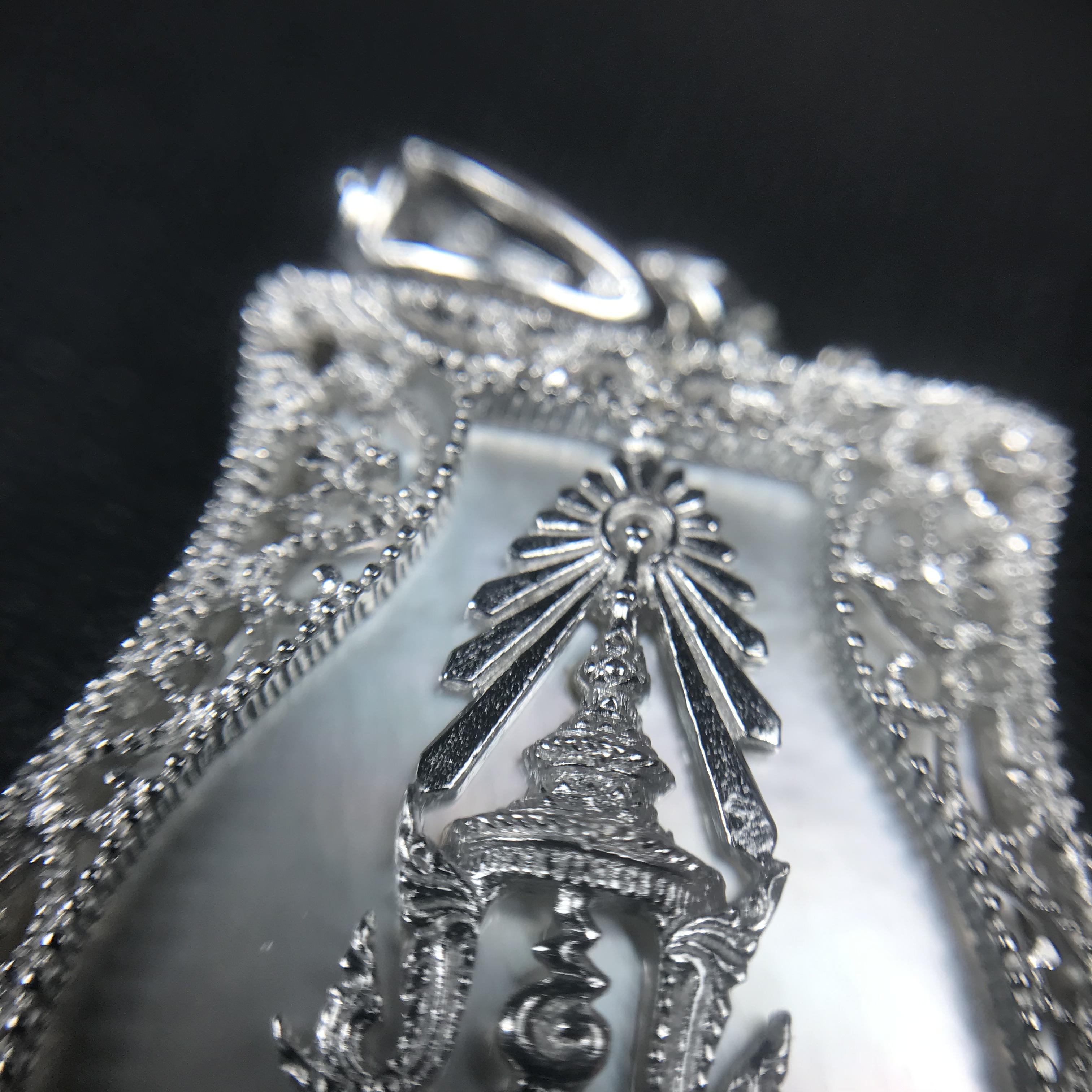 พระพุทธชินราช ภปร. โครงการ "เพราะแผ่นดินนี้ คือ แผ่นดินเกิด" ปี2548(รุ่นแรก) เหรียญทรงเสมา ขนาด 21 x 29 มม.เนื้อเงินสามกษัตริย์ องค์พระชุบสามกษัตริย์ ล้อมด้วยกรอบเงินชุบทองคำขาวสลักเสลาเป็นลวดลายละเอียดอ่อน ส่วนพื้นองค์พระเป็นเปลือกหอยมุขงดงาม