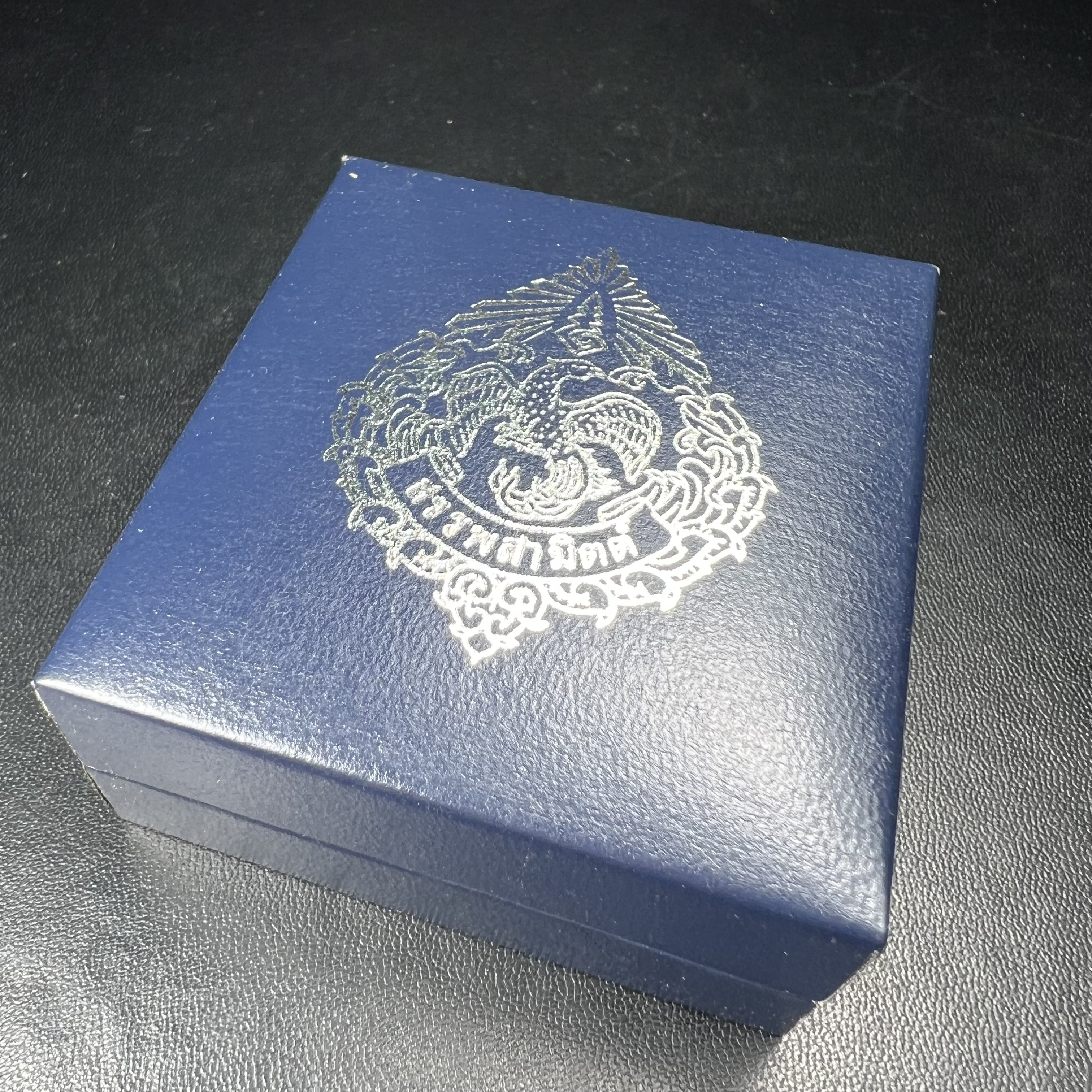 พระแก้วมรกต กรมสรรพสามิตจัดสร้างขึ้นเนื่องในโอกาสครบรอบ 64 ปีของกรมสรรพสามิต และเนื่องในวโรกาสที่พระบาทสมเด็จพระเจ้าอยู่หัวทรงครองราชย์ครบ 50 ปีในปีกาญจนาภิเษก เมื่อ พ.ศ.2539 เนื้อเงินรมดำขัดเงาพร้อมกล่องบรรจุเดิม