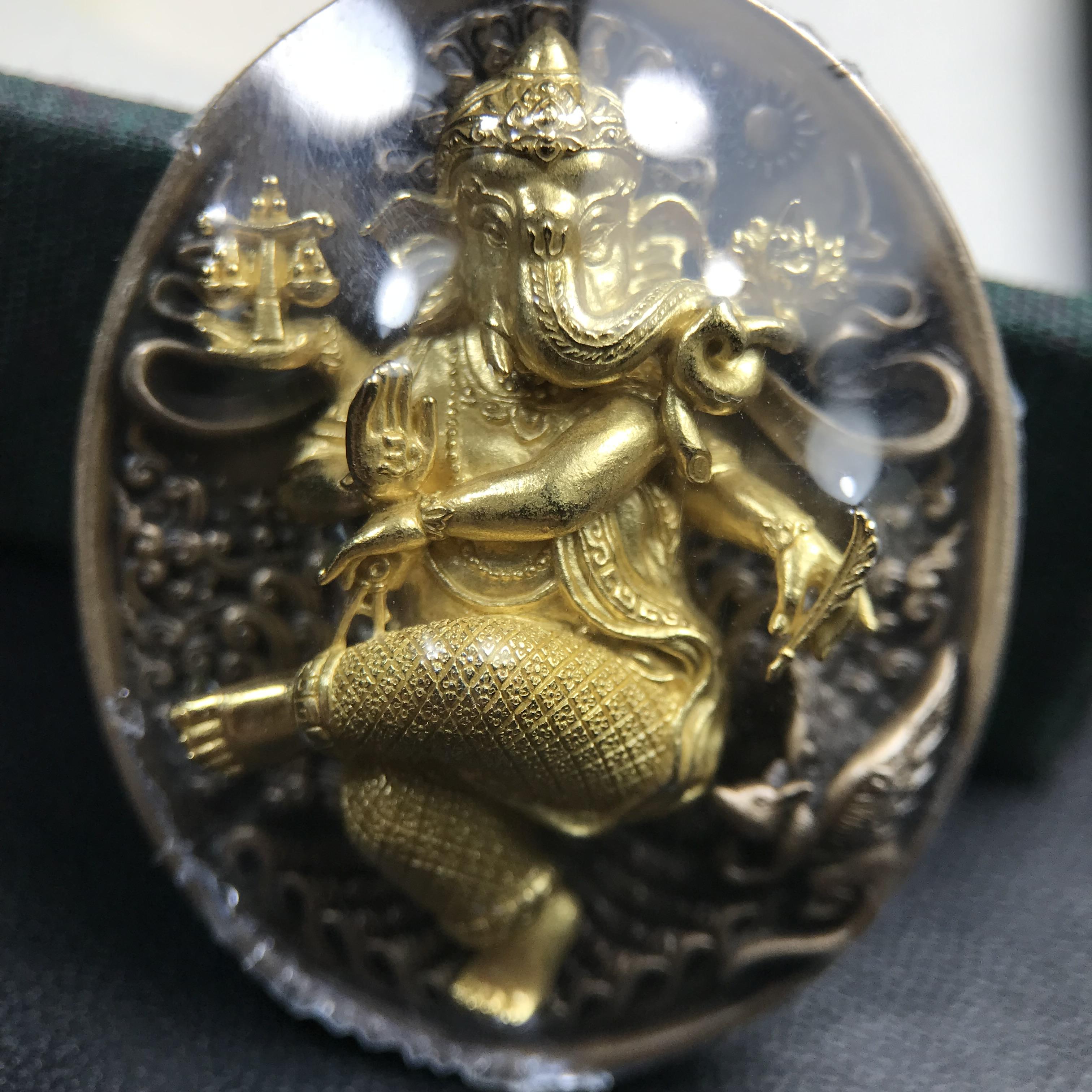 พระพิฆเนศ ประทานศิลป์ ที่ระลึกครบรอบ 50 ปี กลุ่มบ.แพรนด้าจิวเวลรี่ เนื้อบรอน์3กษัตริย์ ออกแบบได้สวยวิจิตรงดงาม ได้อัญเชิญมวลสารอันเป็นมงคลที่ได้ปลุกเสกแล้ว หลอมรวมเป็นเนื้อเดียวกับเหรียญ เพื่อความเป็นศิริมงคล สถิตย์สถาพร สืบไป