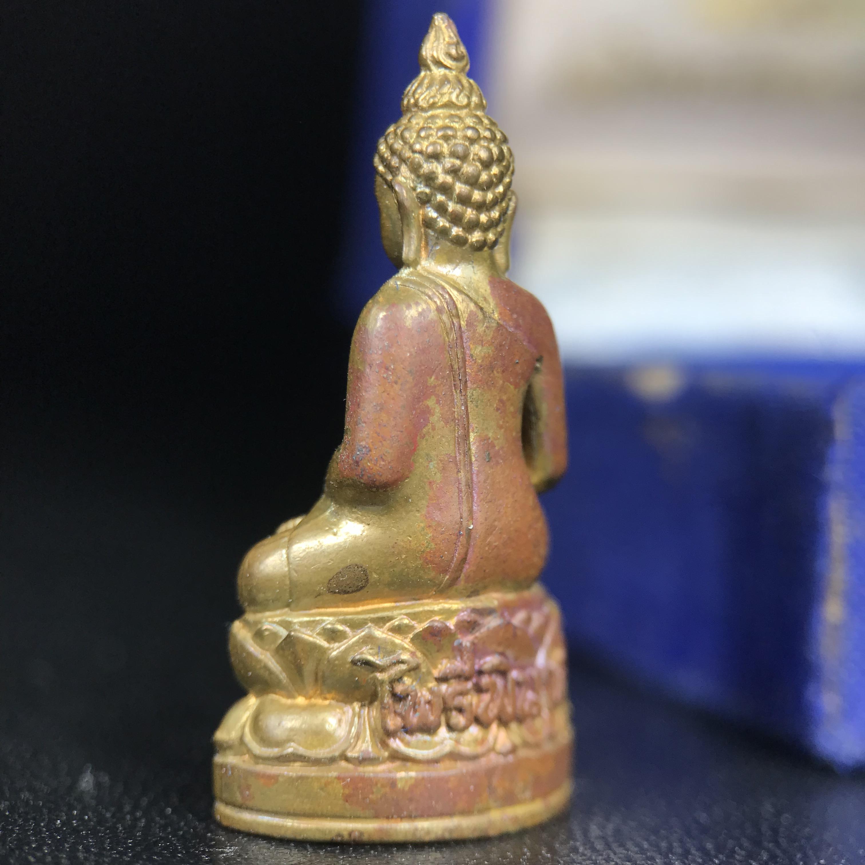 พระกริ่งไพรีพินาศ บรรจุเหล็กไหล ครั้งแรกและครั้งเดียวในประวัติศาสตร์ เฉลิมพระเกียรติ พระบาทสมเด็จพระเจ้าอยู่หัวรัชกาลที่9 พระชนมพรรษา 6 รอบ ปี2542 เนื้อสัมฤทธิ์(บรรจุเหล็กไหล)ดีนอก-ดีใน พิธีใหญ่ มวลสารเด่น (หายาก)