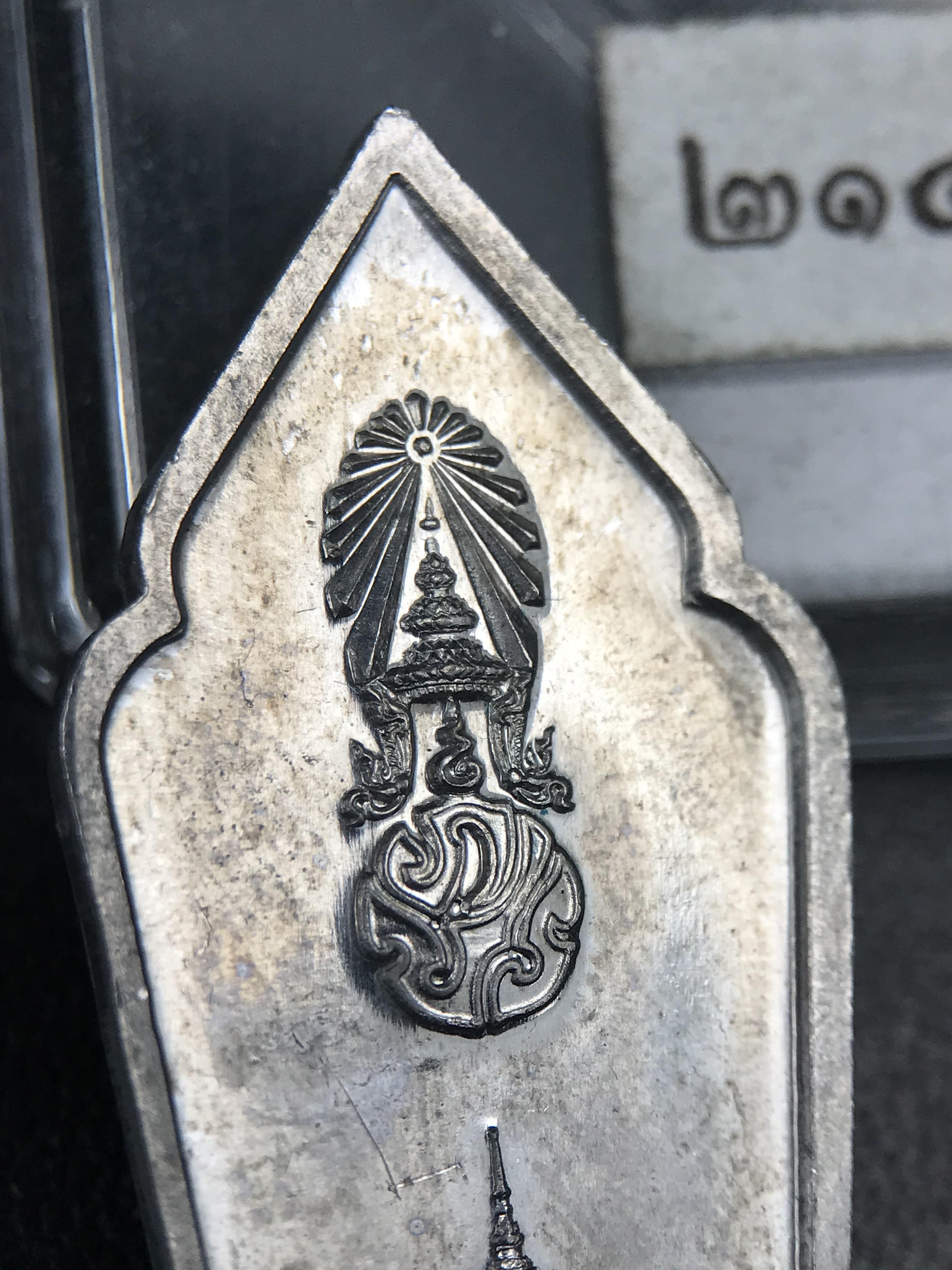 เหรียญที่ระลึกพระพุทธเมตตาประชาไทยไตรโลกนาถคันธารราฐอนุสรณ์ หลัง ภปร. และ สก. วัดทิพย์สุคนธาราม จ.กาญจนบุรี ปี 2558 เนื้อชิน(ตะกั่ว) ขนาดสูง 4.6 ซม. ที่ระลึก ร.9 พระชนมพรรษาครบ 7 รอบ และ สมเด็จพระราชินี พระชนมพรรษา 80 พรรษา พิธีใหญ่