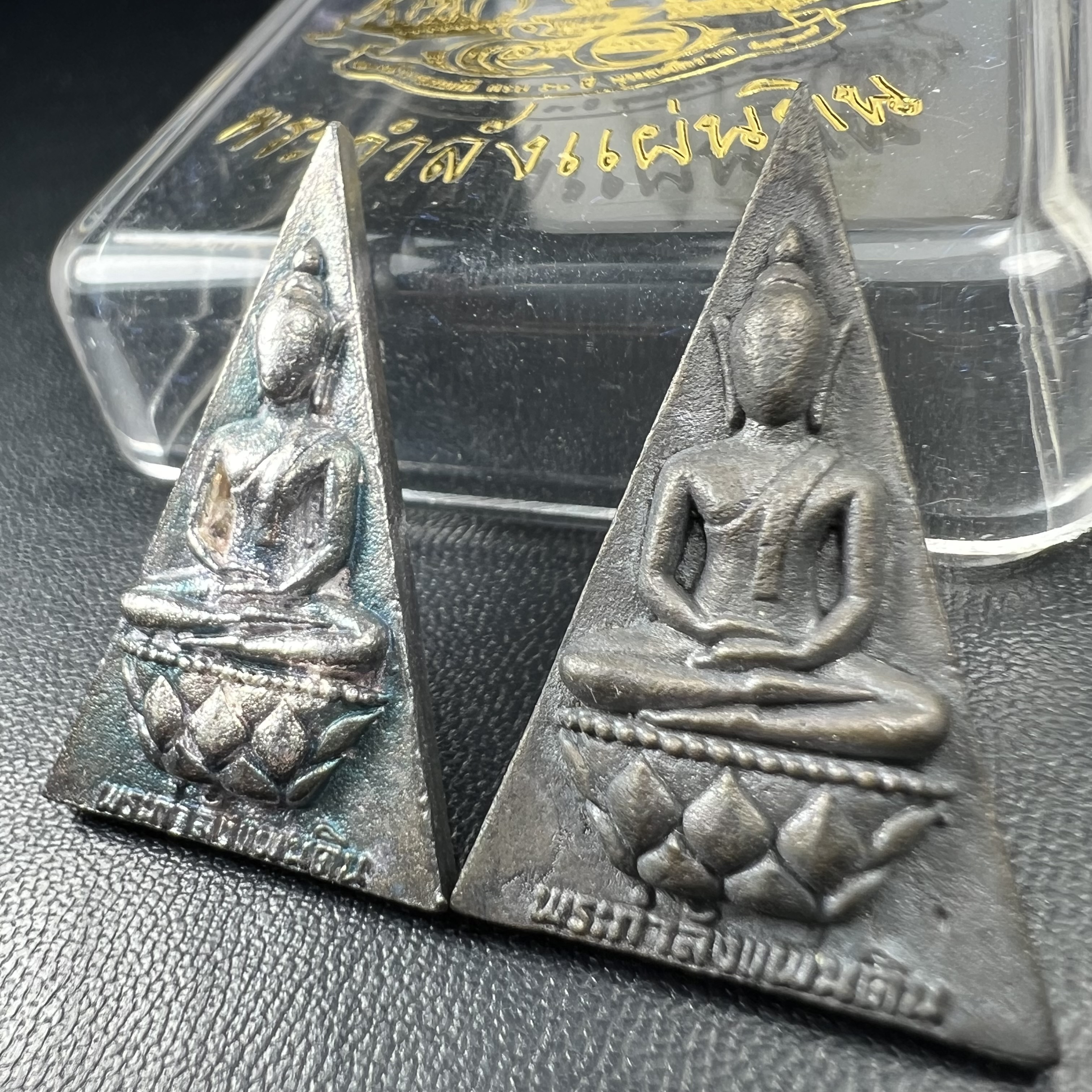 พระกำลังแผ่นดิน (สมเด็จจิตรลดา2) จัดสร้างเฉลิมพระเกียรติ ร.9 ครองราชย์ 50 ปี 2539 เนื้อเงิน(ผิวเดิมกลับดำ รุ้งๆสวย)+เนื้อนวโลหะ(สร้างน้อยหายาก)พร้อมกล่องบรรจุเดิมครบสมบูรณ์(1ใน2539องค์)