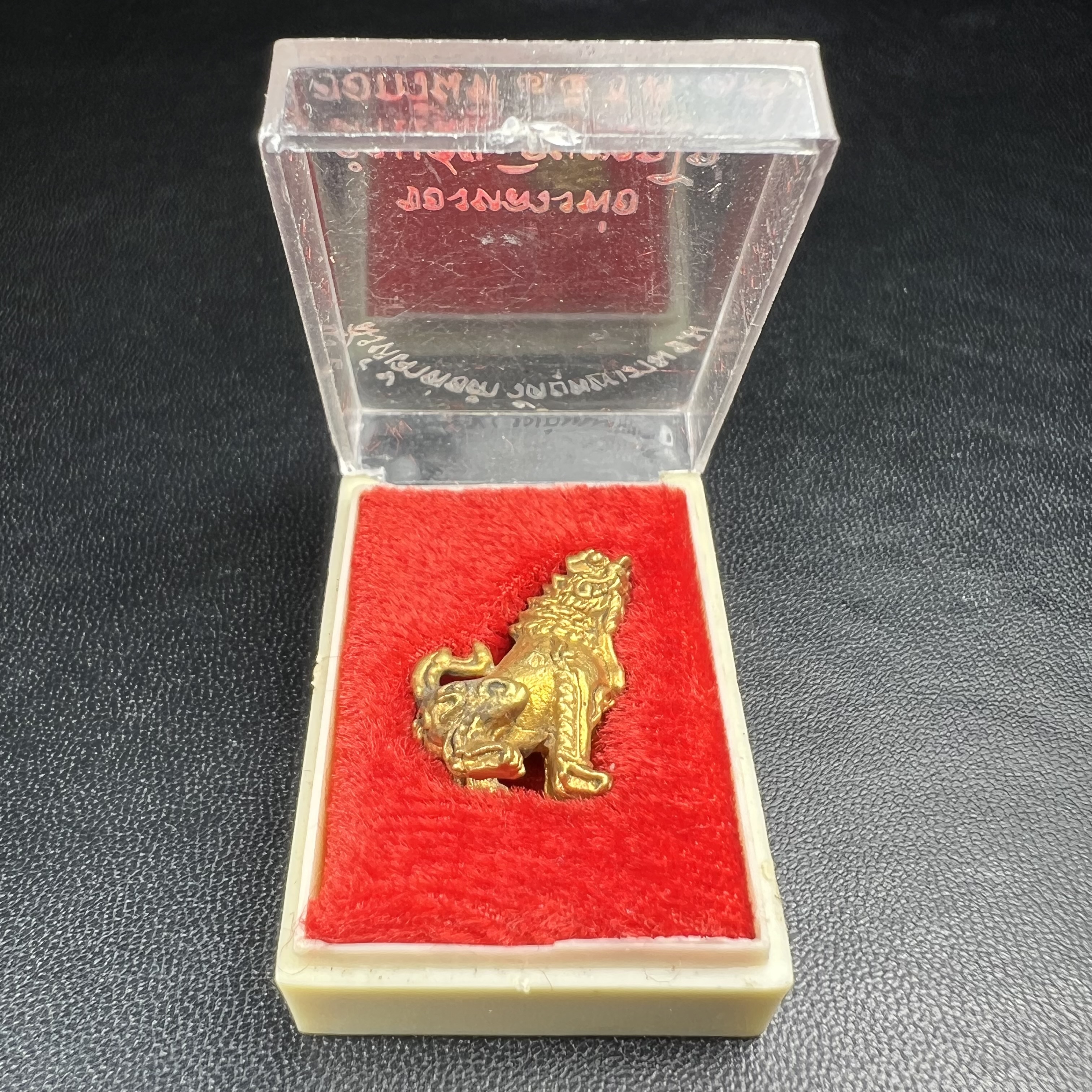 สิงห์เจ้าพ่อดำ วัดบุพพาราม จ.เชียงใหม่ ปี 2518 เนื้อกะไหล่ทอง(ตอก 2 โค๊ต)หายาก(สภาพผิวเดิมสวยเดิมกล่องครบ) สิงห์รุ่นนี้มีพิธีดีมีเกจิอาจารย์ที่ร่วมปลุกเสกมากมาย****เครื่องราง ที่พระบาทสมเด็จพระเจ้าอยุ่รัชกาลที่ ๙ ทรงเสด็จฯประกอบพิธีด้วยพระองค์เอง