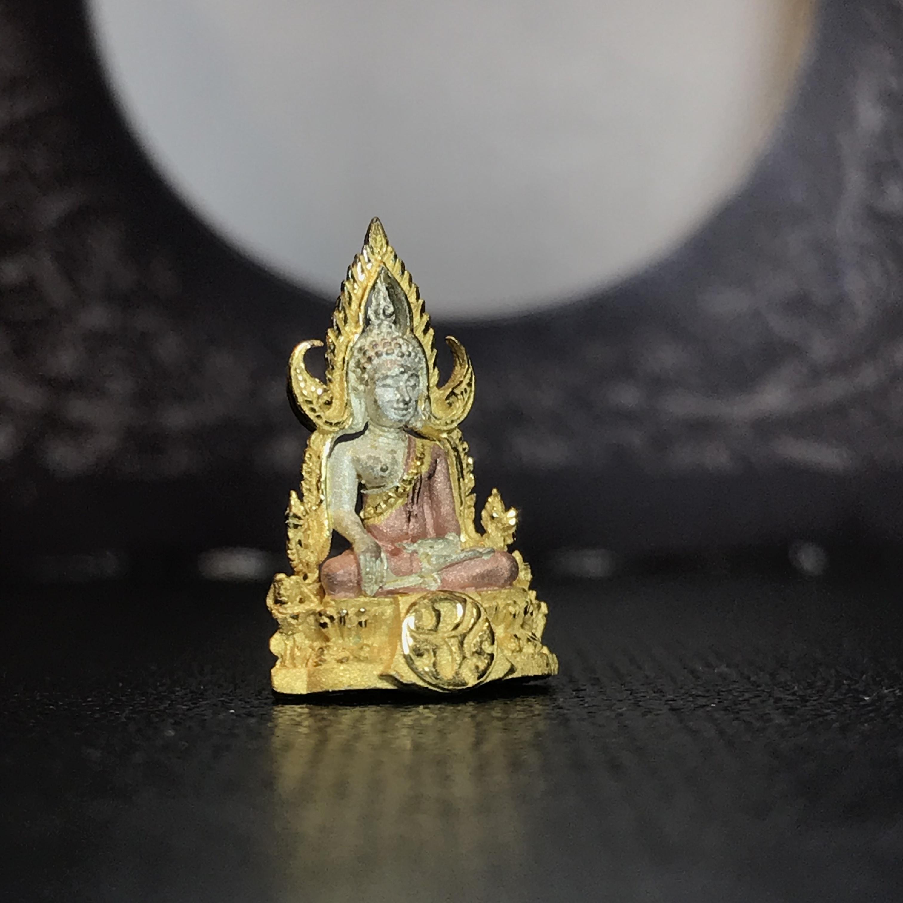 พระพุทธชินราช ภปร. โครงการ "เพราะแผ่นดินนี้ คือ แผ่นดินเกิด" ปี2548(รุ่นแรก) ลอยองค์ หน้าตัก 1/4 นิ้ว เนื้อเงินสามกษัตริย์