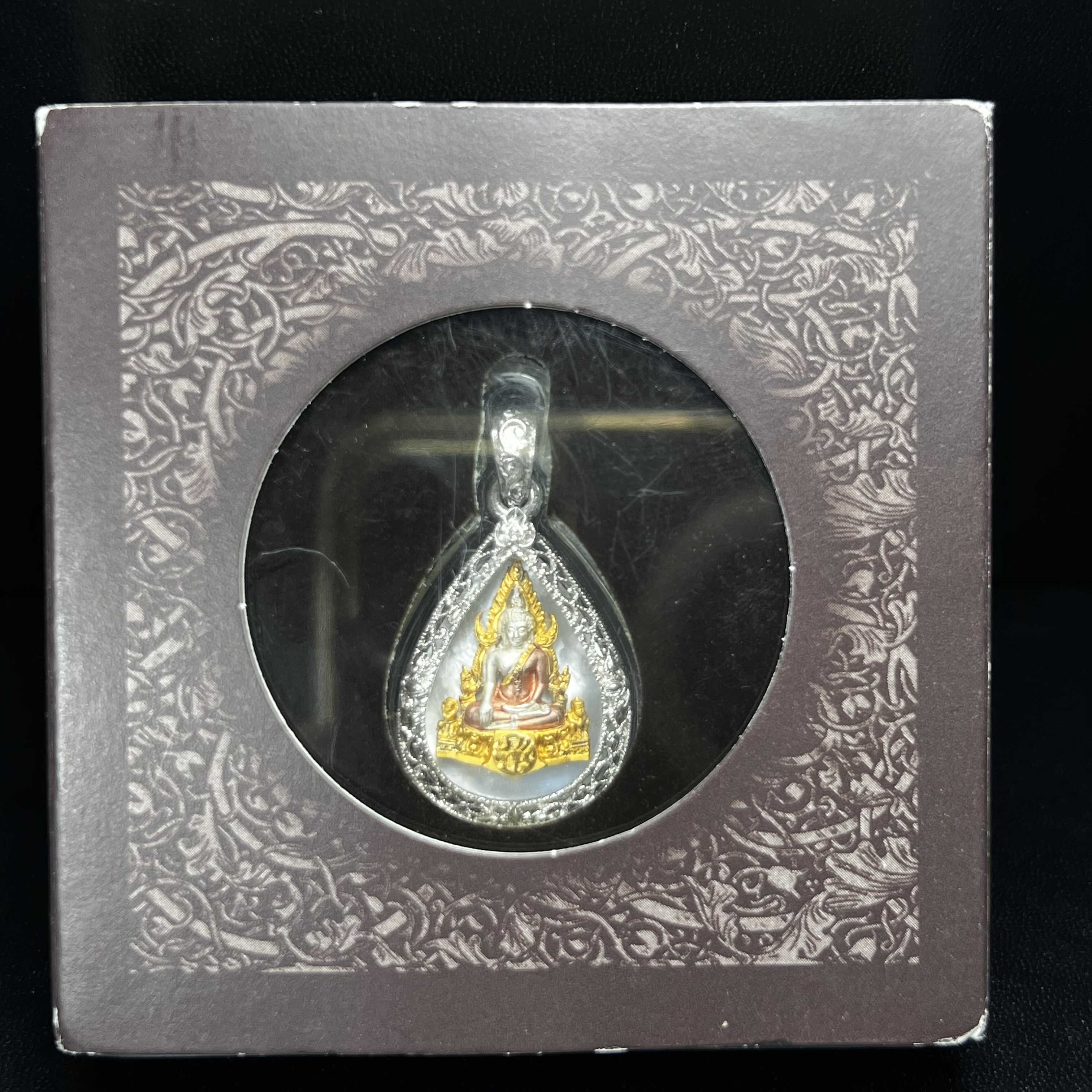 พระพุทธชินราช ภปร. โครงการ "เพราะแผ่นดินนี้ คือ แผ่นดินเกิด" ปี 2548(รุ่นแรก) เหรียญทรงหยดน้ำ ขนาด 21 x 31 มม. เนื้อเงินสามกษัตริย์ องค์พระชุบสามกษัตริย์ ล้อมด้วยกรอบเงินชุบทองคำขาวสลักเสลาเป็นลวดลายละเอียดอ่อน ส่วนพื้นองค์พระเป็นเปลือกหอยมุข