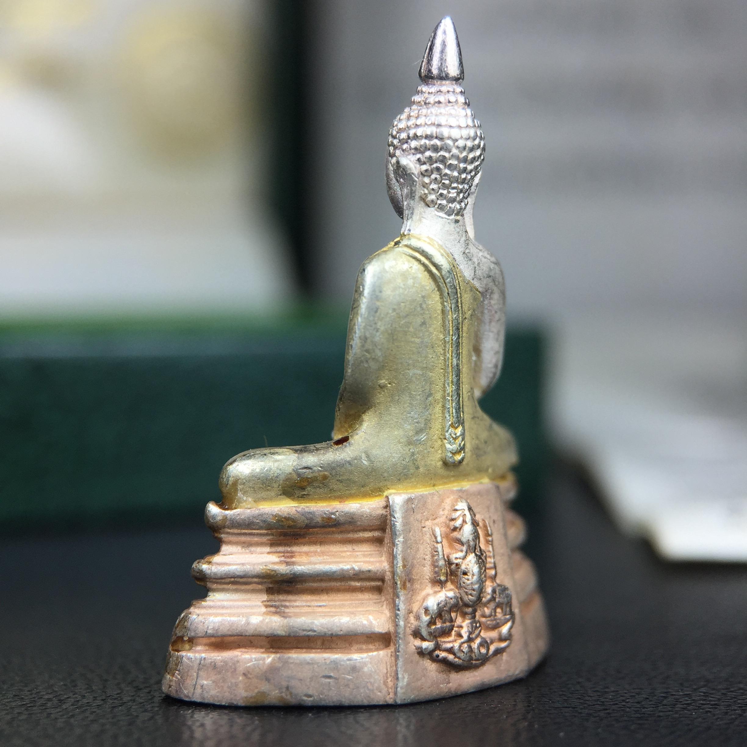 พระพุทธโสธร ภปร. รุ่นย้อนยุค สร้างพระอุโบสถ สมาคมชาวฉะเชิงเทรา จัดสร้าง ปี 2539 วโรกาสครองสิริราชสมบัติครบ 50 ปี เนื้อเงินสามกษัตริย์ทรายนวลขัดเงาบางส่วน(ผิวเดิม) พร้อมกล่องบรรจุและใบรับรองเดิม