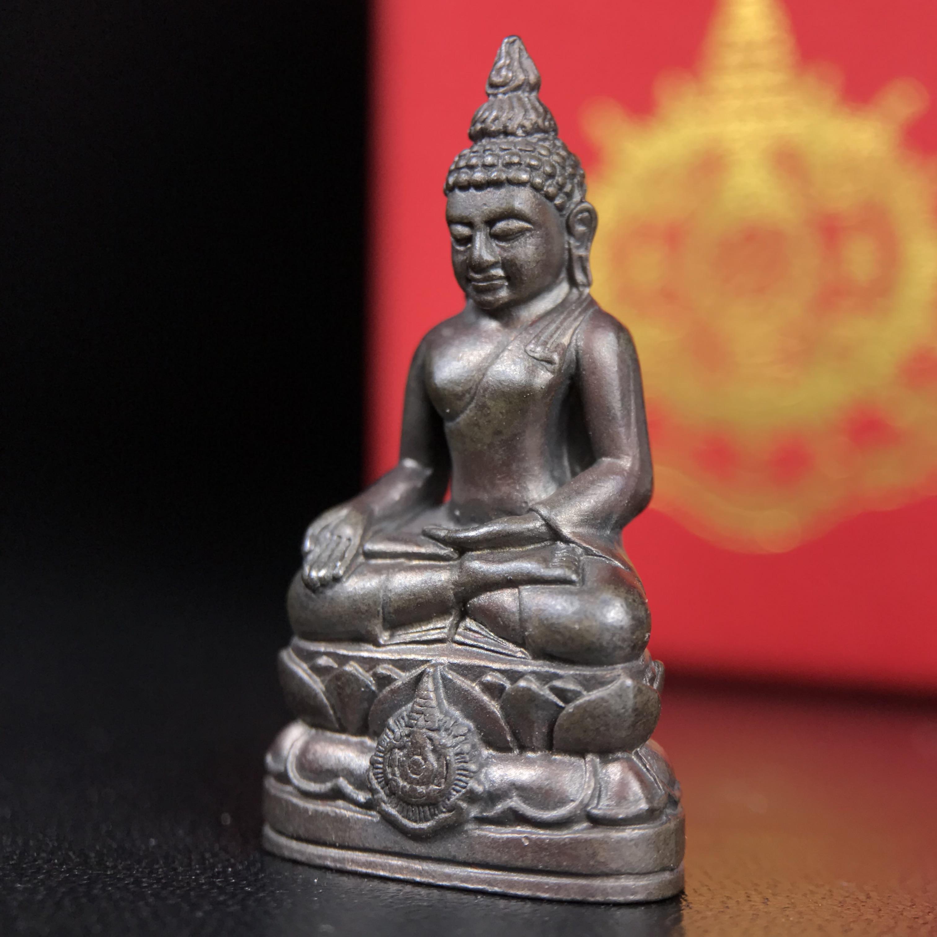 พระกริ่งไพรีพินาศ บรรจุเหล็กไหล ครั้งแรกและครั้งเดียวในประวัติศาสตร์ เฉลิมพระเกียรติ พระบาทสมเด็จพระเจ้าอยู่หัวรัชกาลที่9 พระชนมพรรษา 6 รอบ ปี2542 เนื้อนวโลหะผสมทองคำ(บรรจุเหล็กไหล)ดีนอก-ดีใน พิธีใหญ่ มวลสารเด่น (หายาก)