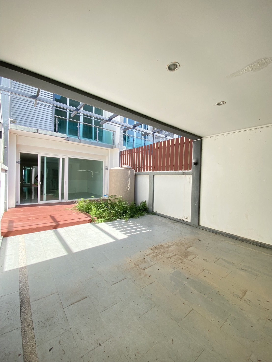 For Sales : Sea front, 2-Story commercial buildings, 3 Bedroom 6 Bathroom