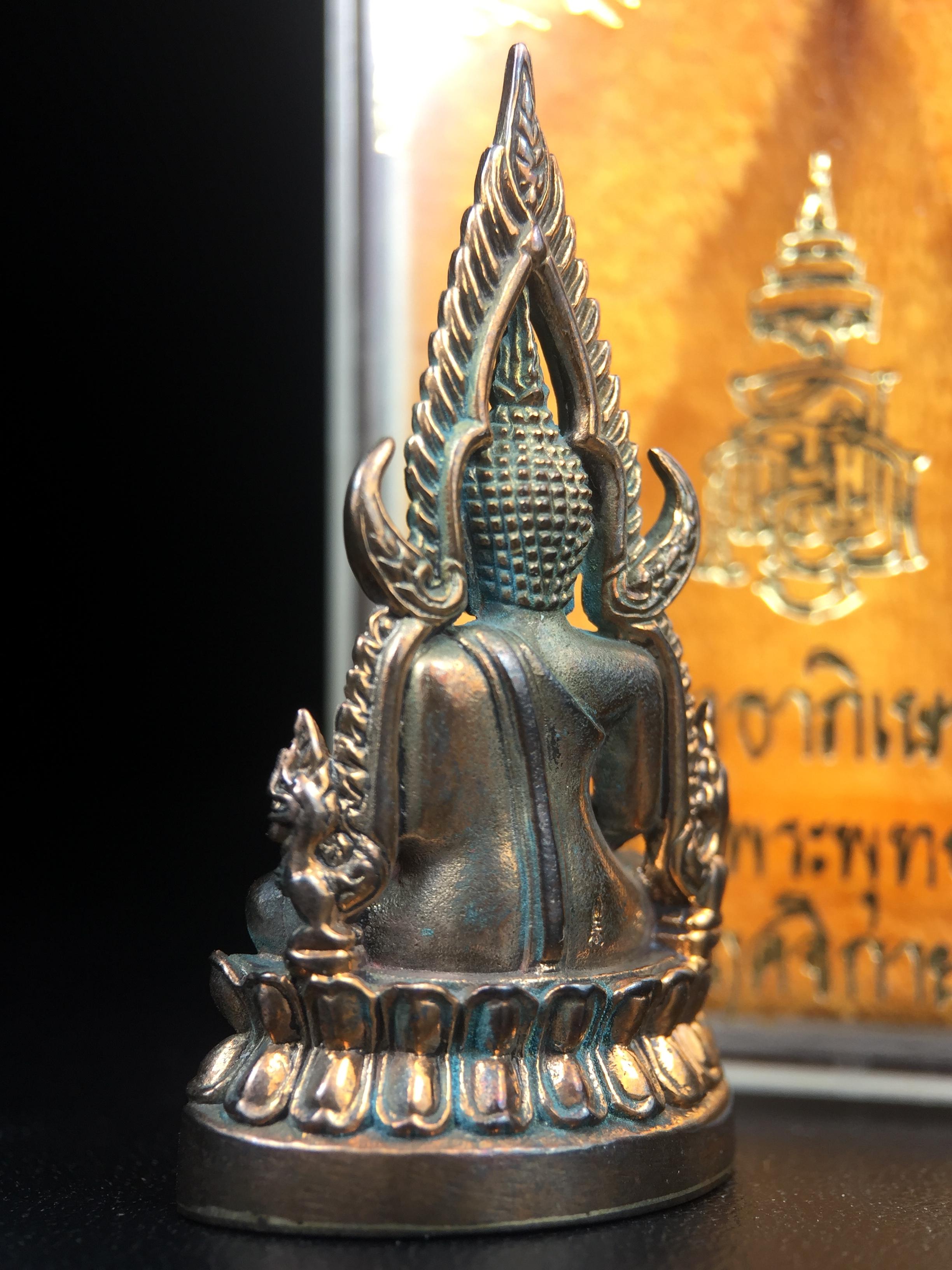 พระพุทธชินราช ญสส. วัดพระศรีมหาธาตุ จ.พิษณุโลก ปี2543 กริ่งชินราชเนื้อนวโลหะเต็มสูตร (ผสมทองคำ 2 บาท ต่อน้ำหนักเนื้อ 1 กิโลกรัม) พิธีใหญ่ รุ่นแรกและรุ่นเดียวที่ หลวงปู่หมุน ฐิตสีโล วัดบ้านจาน มาร่วมปลุกเสก(องค์หมายเลข 505 เลขสวย)(1 ใน 2543 องค์)นิยม