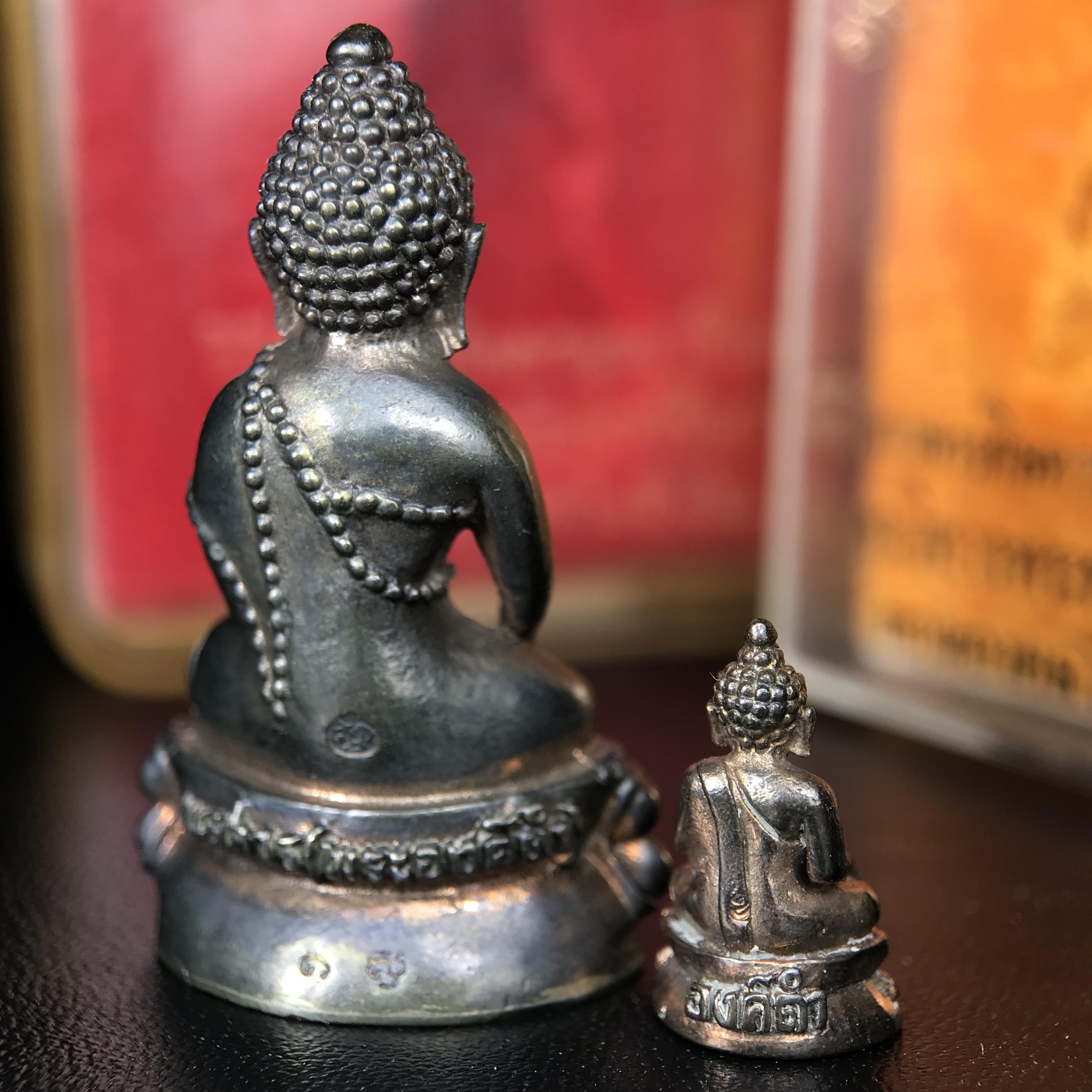 พระกริ่งนเรศวรพระองค์ดำ + พระชัยวัฒน์พระองค์ดำ อนุสรณ์ 100 ปี พิษณุโลกพิทยาคม (โรงเรียนชาย) พิธีจักรพรรดิมหาพุทธาภิเษก ปี 2542 เนื้อนวโลหะ(เต็มสูตรแก่ทองคำ) พิธีใหญ่มวลสารดีเกจิอาจารย์ยอดนิยมร่วมปลุกเสก*** ตอกโค้ดและหมายเลข*** 1 ใน 4999 องค์ ยอดนิยมหายาก