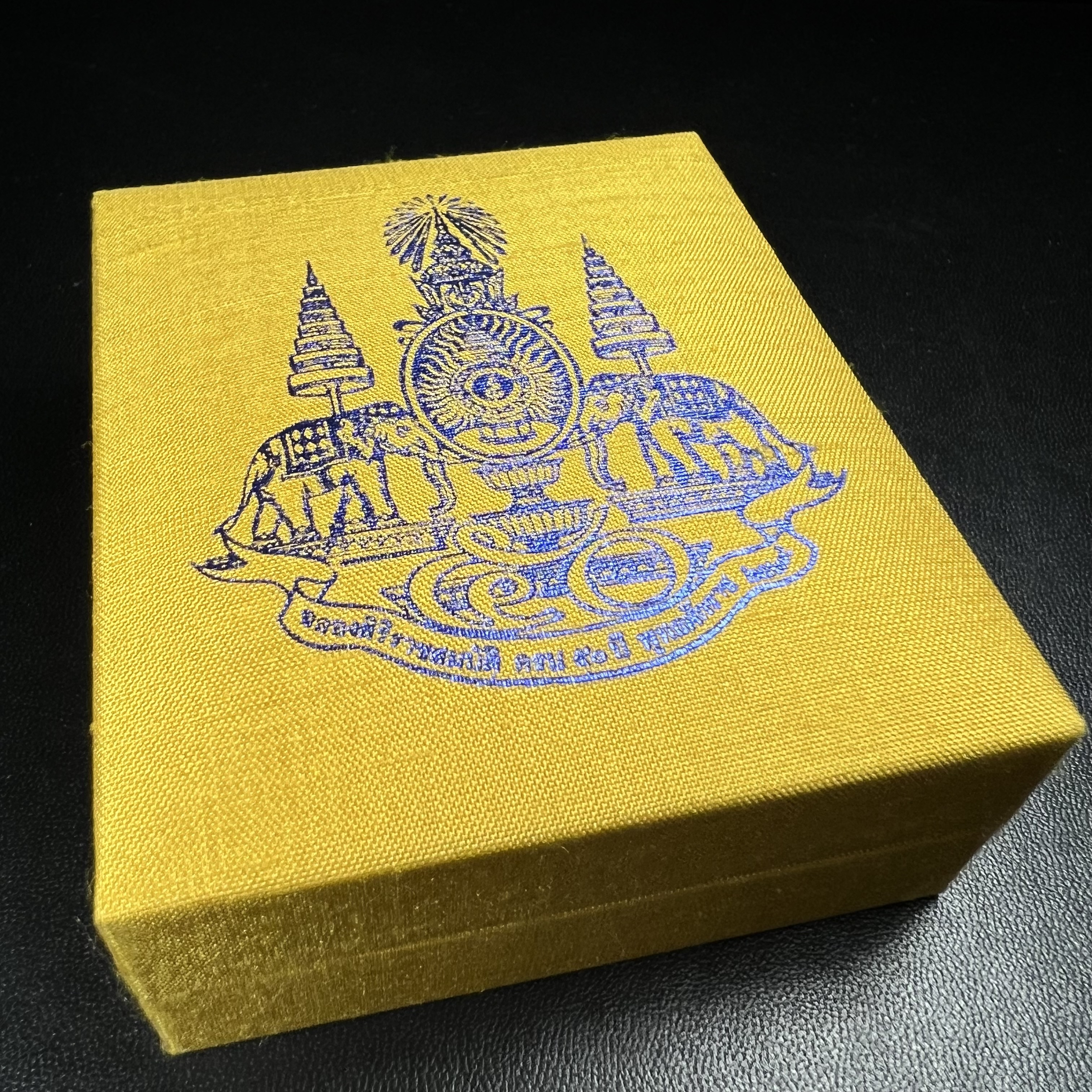 เหรียญพระพิฆเนศวร ญสส. ชุดกาญจนาภิเษกครองราชย์ 50 ปี พุทธศักราช 2538 พิมพ์ใหญ่(2.9 ซม.) เนื้อเงินผิวเดิมขึ้นสีรุ้งงดงามธรรมชาติสร้างสรรค์ สภาพสวยเดิมพร้อมกล่องบรรจุเดิม ตอกโค๊ดหมายเลขกำกับ(1ใน 5539องค์)