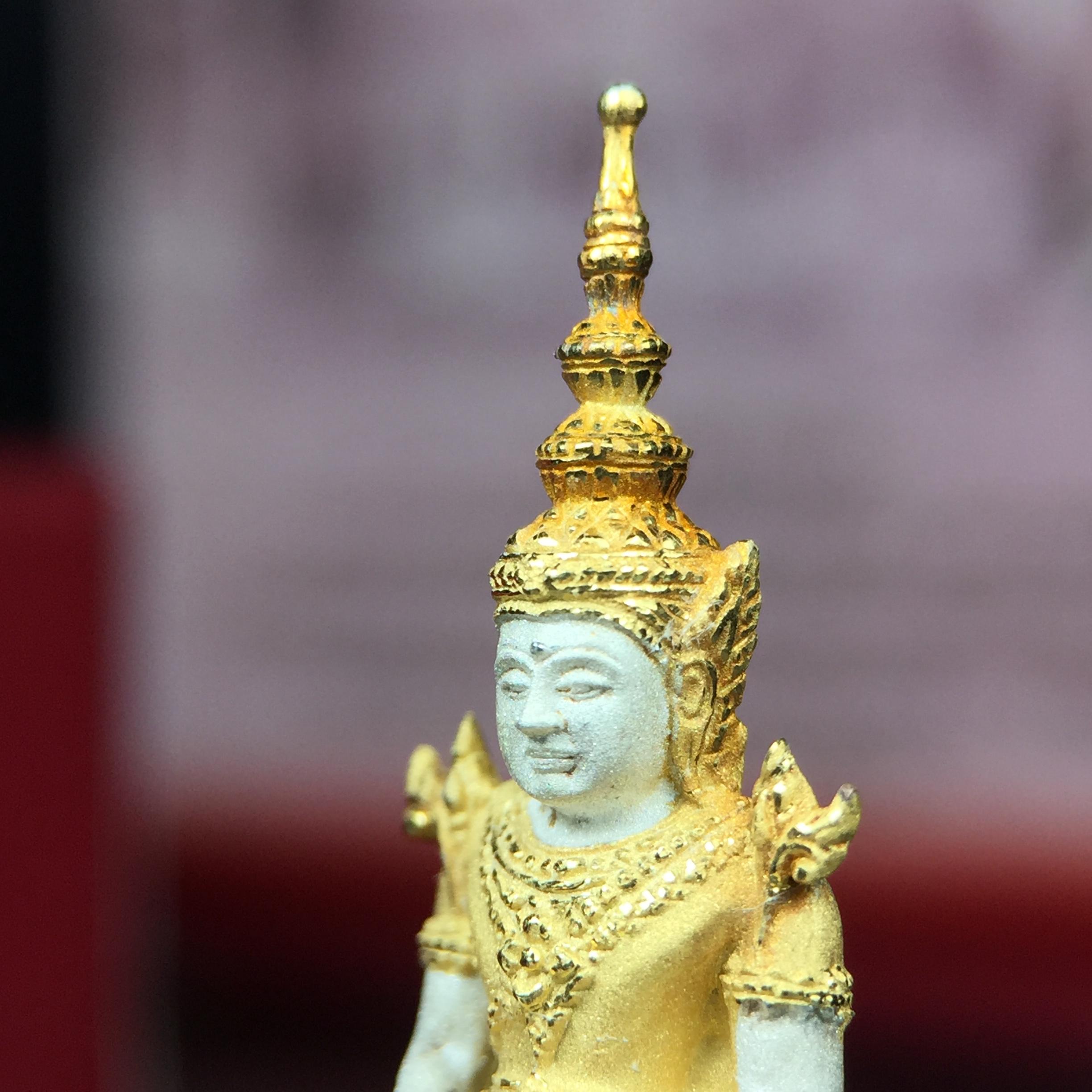 พระแก้วมรกต ภปร.(รุ่นแรก) ปี2545 รุ่นฉลองกรุงรัตนโกสินทร์ครบ 220 ปี พิมพ์ลอยองค์ใหญ่ เนื้อเงินบริสุทธิ์ 92.5% (สามกษัตริย์) ขนาด 19*35 มม. พร้อมกล่องบรรจุดิม สวยครบสมบูรณ์