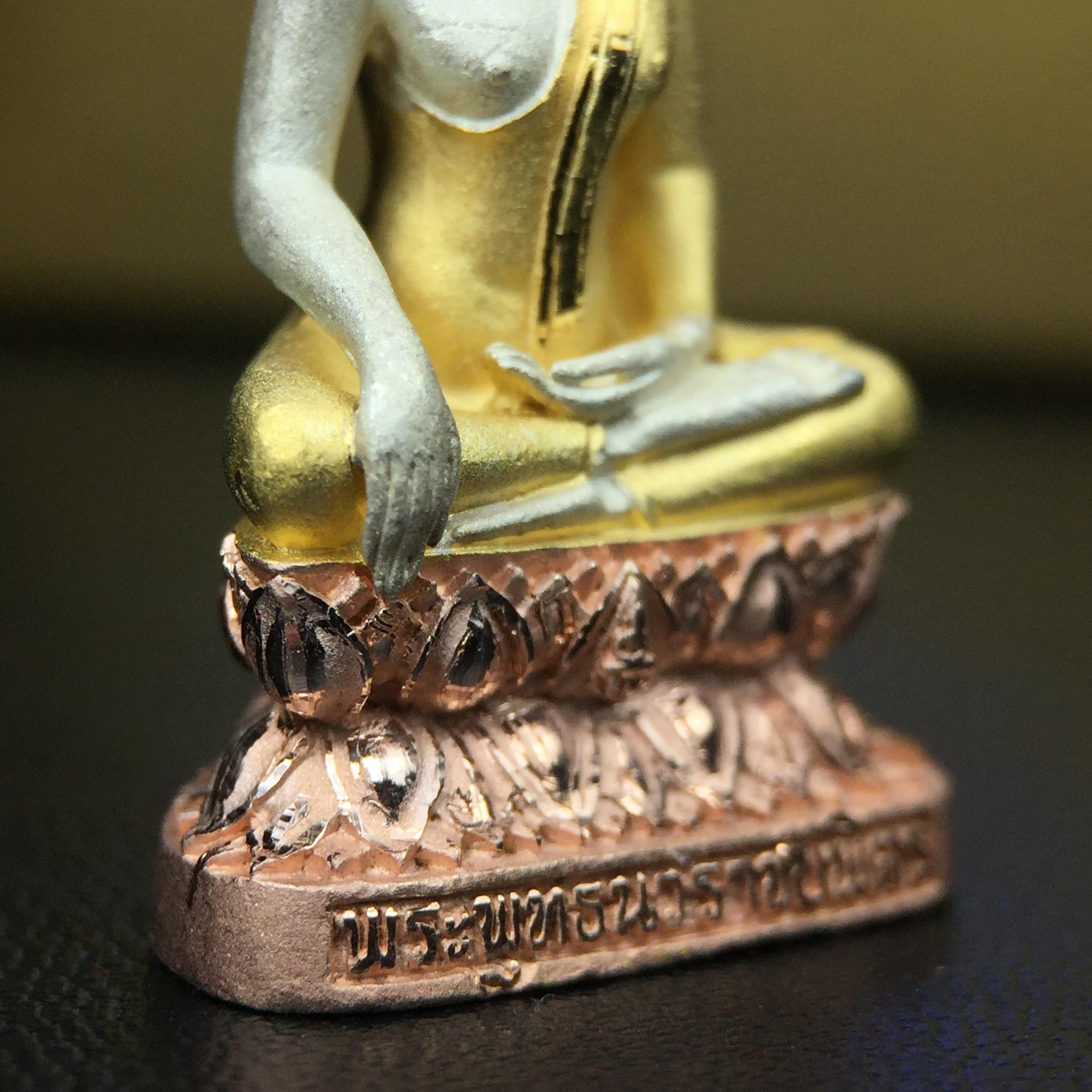 พระกริ่งพระพุทธนวราชบพิตร ครองสิริราชสมบัติครบ 50 ปี พ.ศ.2540 ขนาดสูง 3.2 ซม. เนื้อเงินสามกษัตริย์(คัดสภาพสวย องค์นี้ผิวเดิมสวยมาก) พร้อมกล่องบรรจุเดิมครบสมบูรณ์ 1ใน 9500 องค์(พุทธนวราชบพิตร นิมิตรหมายแห่งความสามัคคี ด้วยไมตรีแห่งองค์พระภูมิพล)