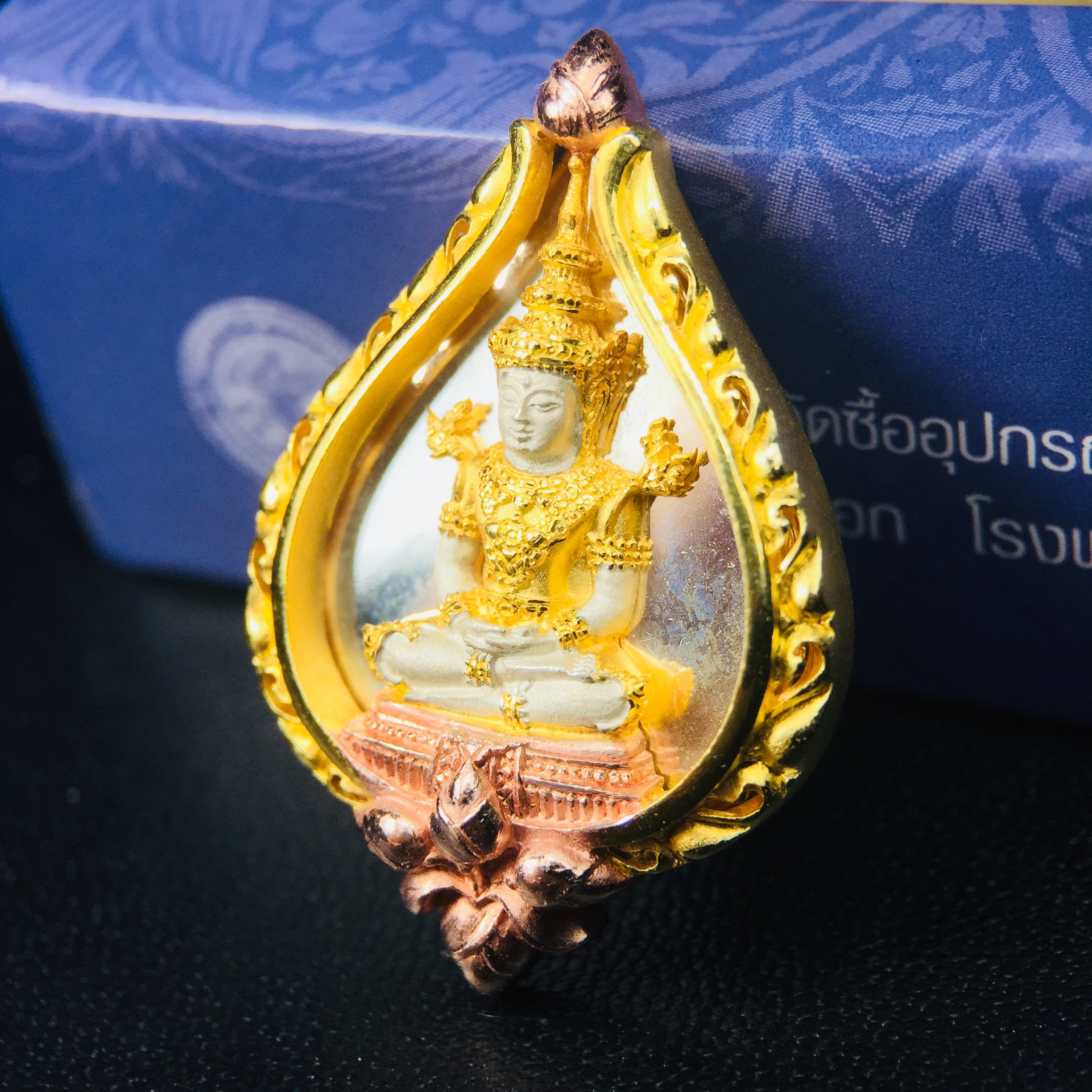 พระแก้วมรกต ภปร. ปี2547 จัดสร้างโดย รพ.ภูมิพลฯ เนื้อเงิน (3 กษัตริย์)เหรียญทรงดอกบัว งดงามทรงคุณค่าอีกหนึ่งรุ่นยอดนิยม หายาก(1ใน3000องค์)