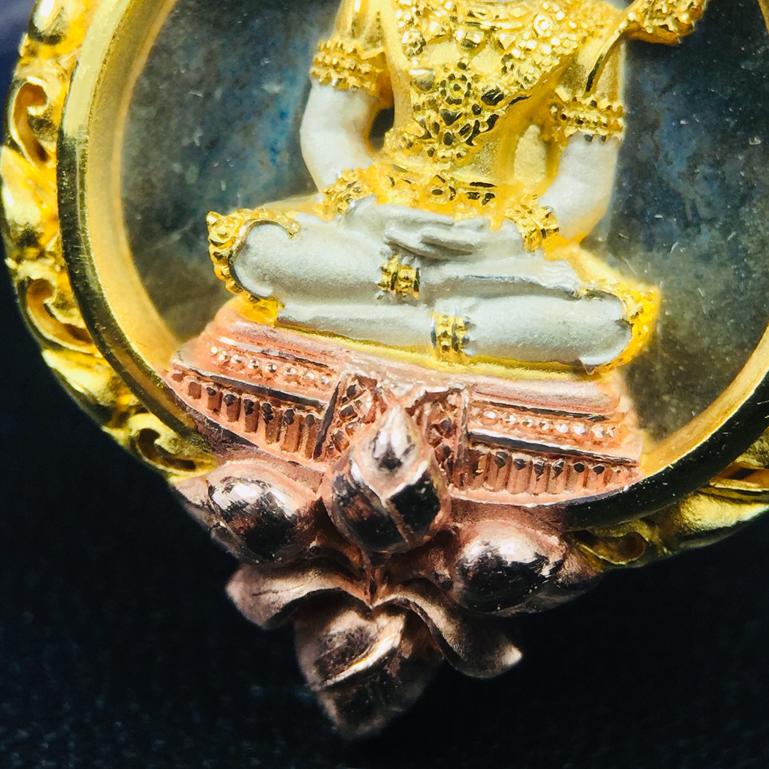 พระแก้วมรกต ภปร. ปี2547 จัดสร้างโดย รพ.ภูมิพลฯ เนื้อเงิน (3 กษัตริย์)เหรียญทรงดอกบัว งดงามทรงคุณค่าอีกหนึ่งรุ่นยอดนิยม หายาก(1ใน3000องค์)