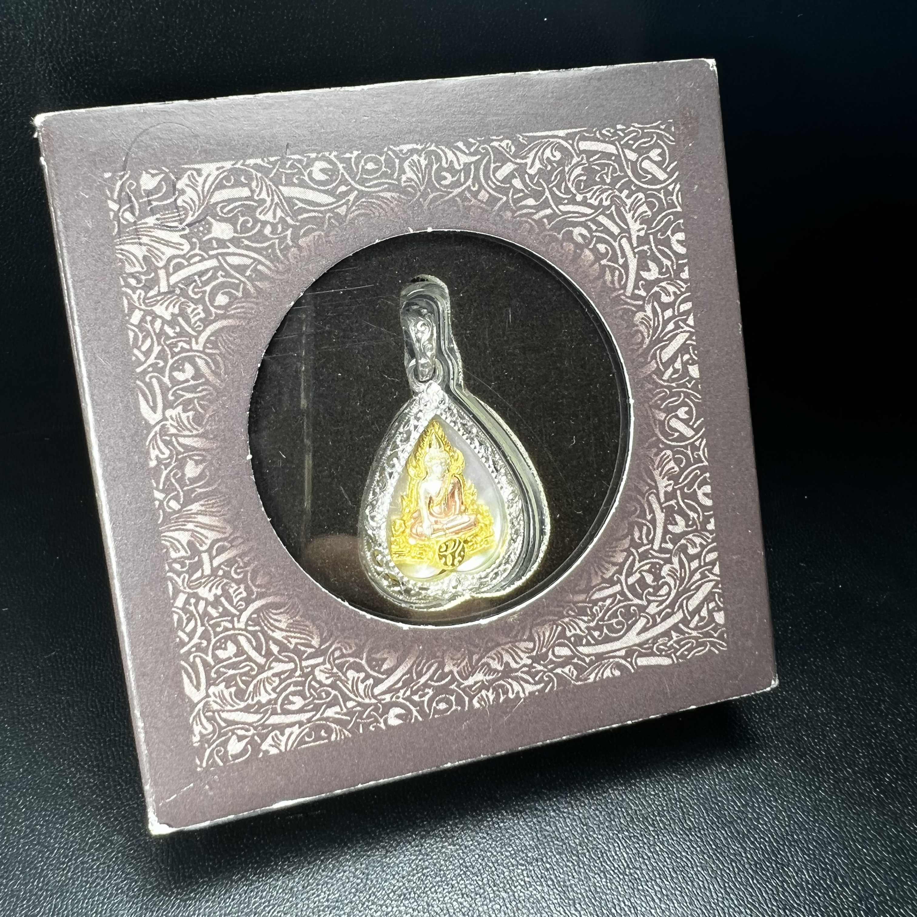 พระพุทธชินราช ภปร. โครงการ "เพราะแผ่นดินนี้ คือ แผ่นดินเกิด" ปี2548(รุ่นแรก) เหรียญทรงใบโพธิ์ ขนาด 21 x 29 มม. เนื้อเงินสามกษัตริย์ องค์พระชุบสามกษัตริย์ ล้อมด้วยกรอบเงินชุบทองคำขาวสลักเสลาเป็นลวดลายละเอียดอ่อน ส่วนพื้นองค์พระเป็นเปลือกหอยมุข