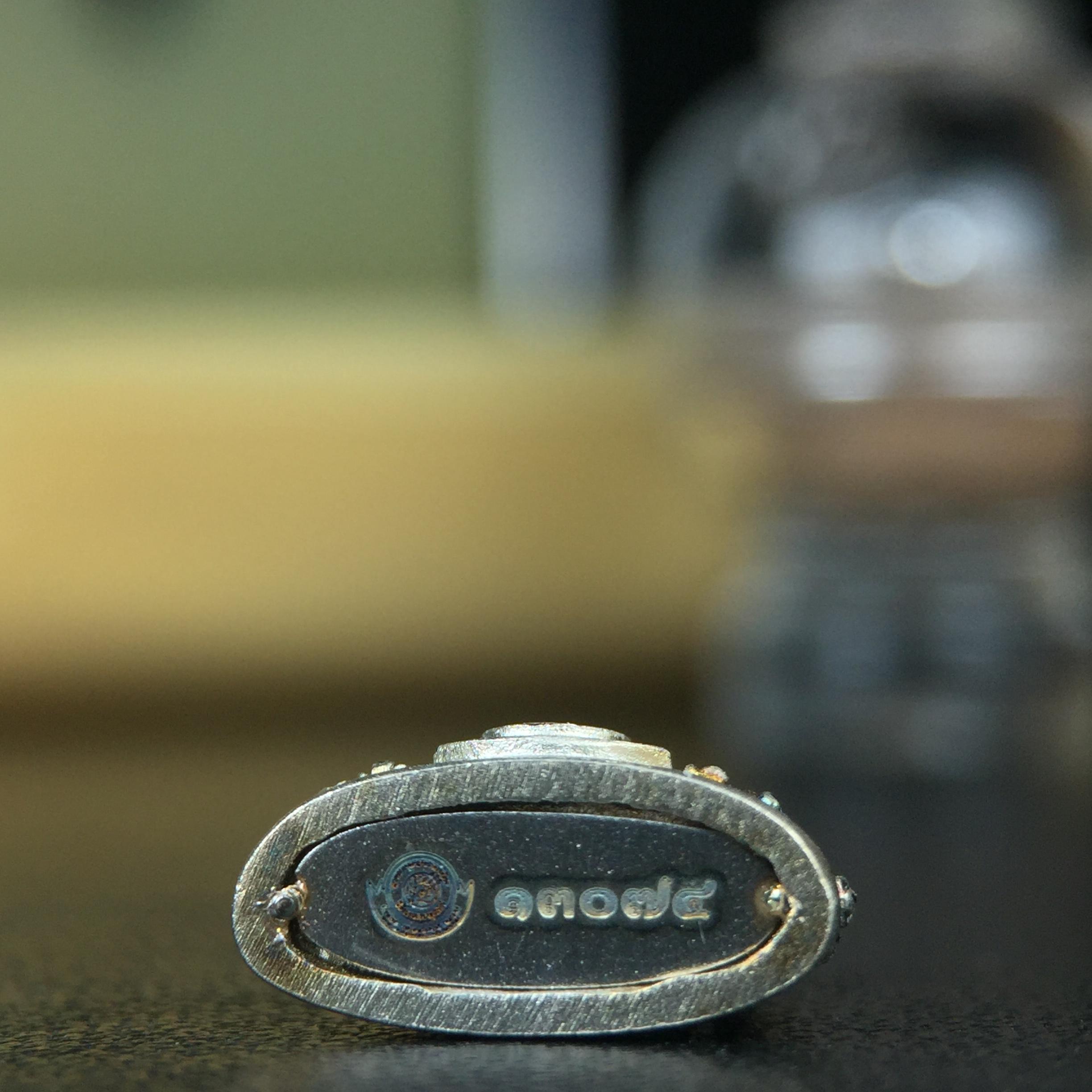 พระพุทธชินราช(จำลอง) ภปร. 84 พรรษา เนื้อเงินชุบทองคำขาว พิมพ์เล็กขนาดหน้าตัก 1/4 นิ้ว (สภาพผิวเดิมสวย ขึ้นสีรุ้งธรรมชาติ แบบนิยม)(พระราชทานมวลสาร จิตรลดาและเส้นพระเจ้า(เส้นผม))พุทธศิลป์ทรงคุณค่าอีกหนึ่งรุ่นยอดนิยม