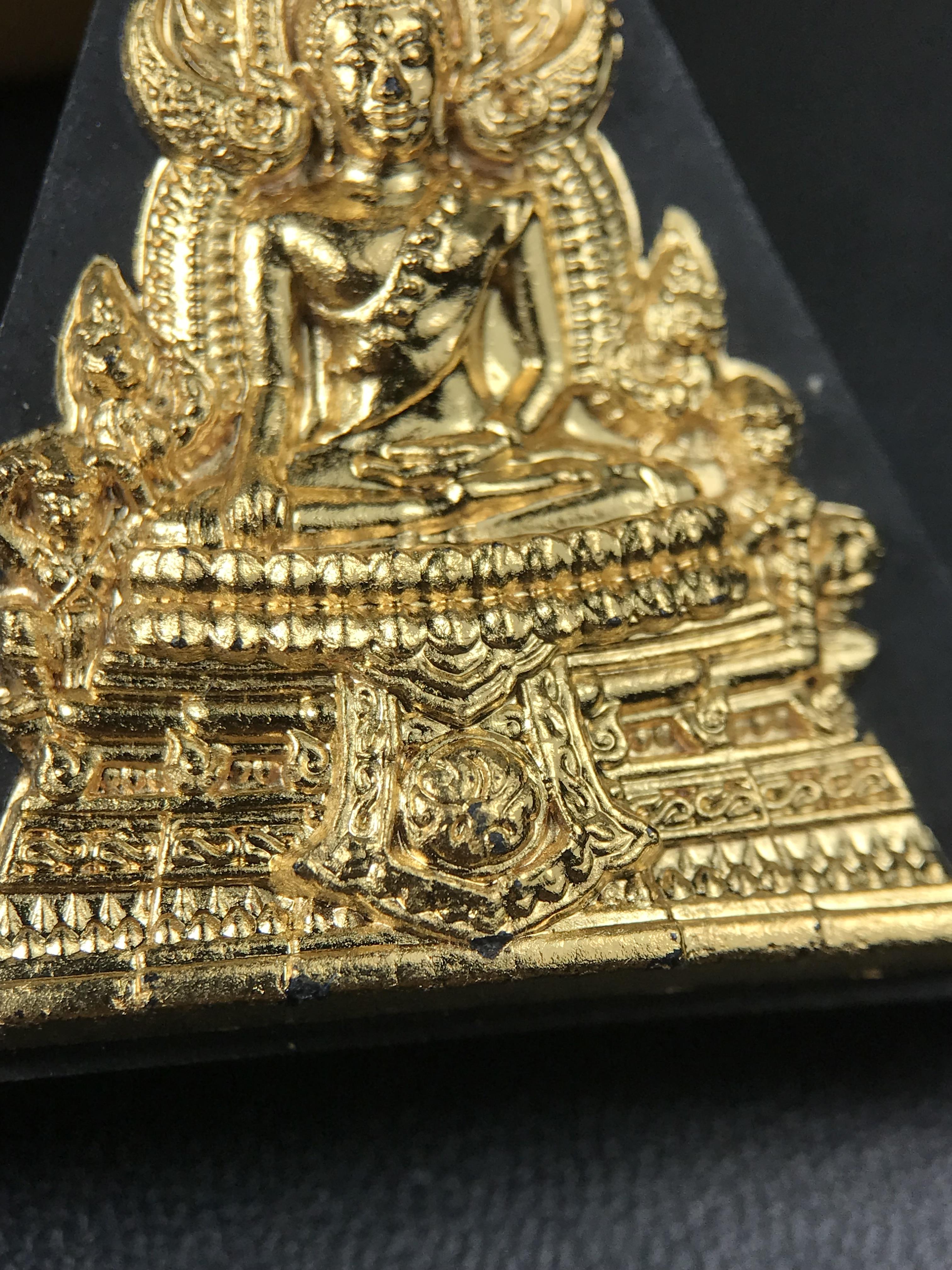 พระพุทธชินราช ภปร. 84พรรษา เนื้อผงปิดทองด้านหน้า หลัง ภ.ป.ร. เนื้อทองคำ(2.6 กรัม) (พระราชทานมวลสาร จิตรลดาและเส้นพระเจ้า(เส้นผม)ในหลวงรัชกาลที่9)พุทธศิลป์ทรงคุณค่าอีกหนึ่งรุ่นยอดนิยม(องค์หมายเลข ๑๑๐๙)1 ใน 3000 องค์ หายาก