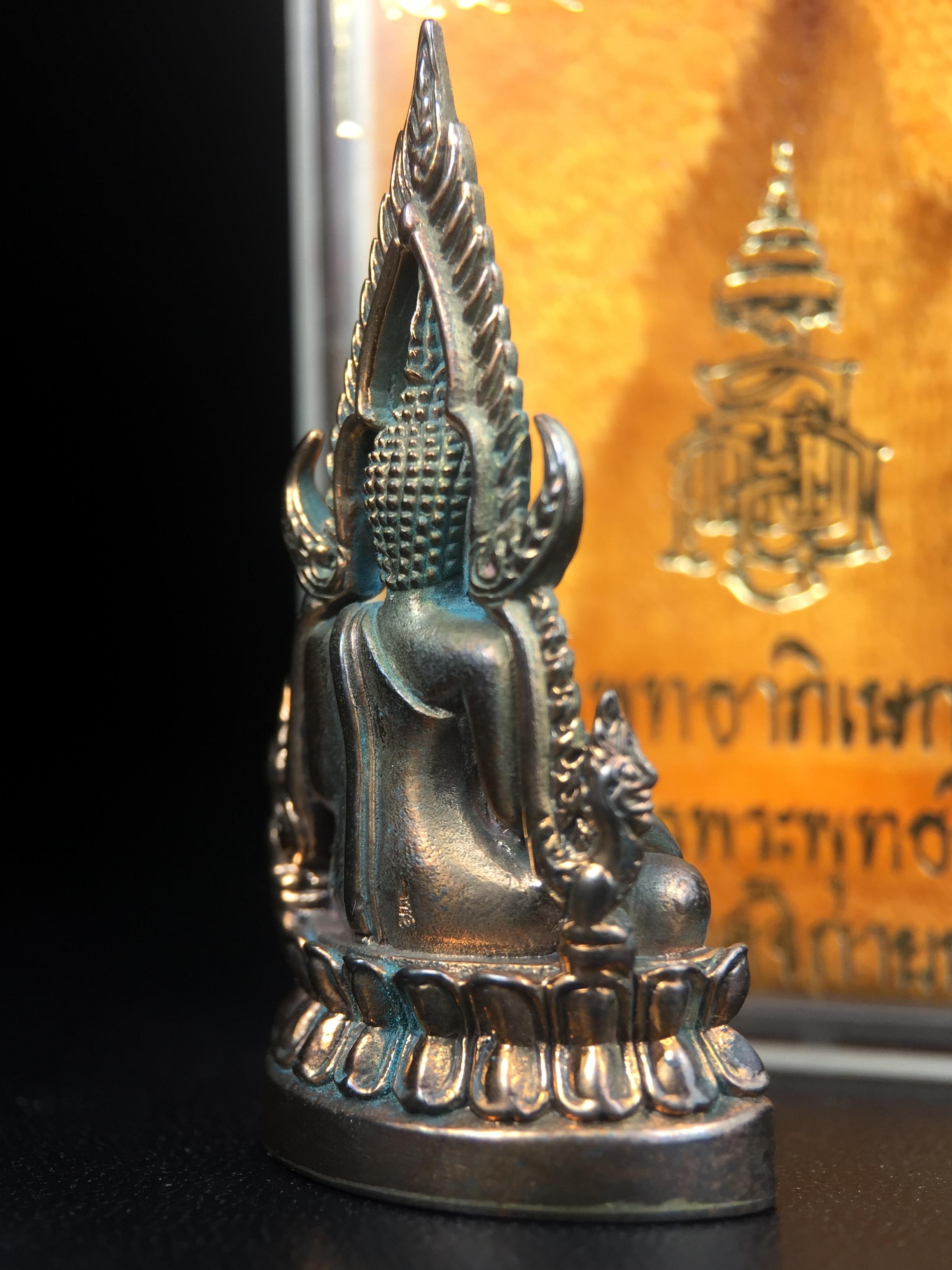 พระพุทธชินราช ญสส. วัดพระศรีมหาธาตุ จ.พิษณุโลก ปี2543 กริ่งชินราชเนื้อนวโลหะเต็มสูตร (ผสมทองคำ 2 บาท ต่อน้ำหนักเนื้อ 1 กิโลกรัม) พิธีใหญ่ รุ่นแรกและรุ่นเดียวที่ หลวงปู่หมุน ฐิตสีโล วัดบ้านจาน มาร่วมปลุกเสก(องค์หมายเลข 505 เลขสวย)(1 ใน 2543 องค์)นิยม