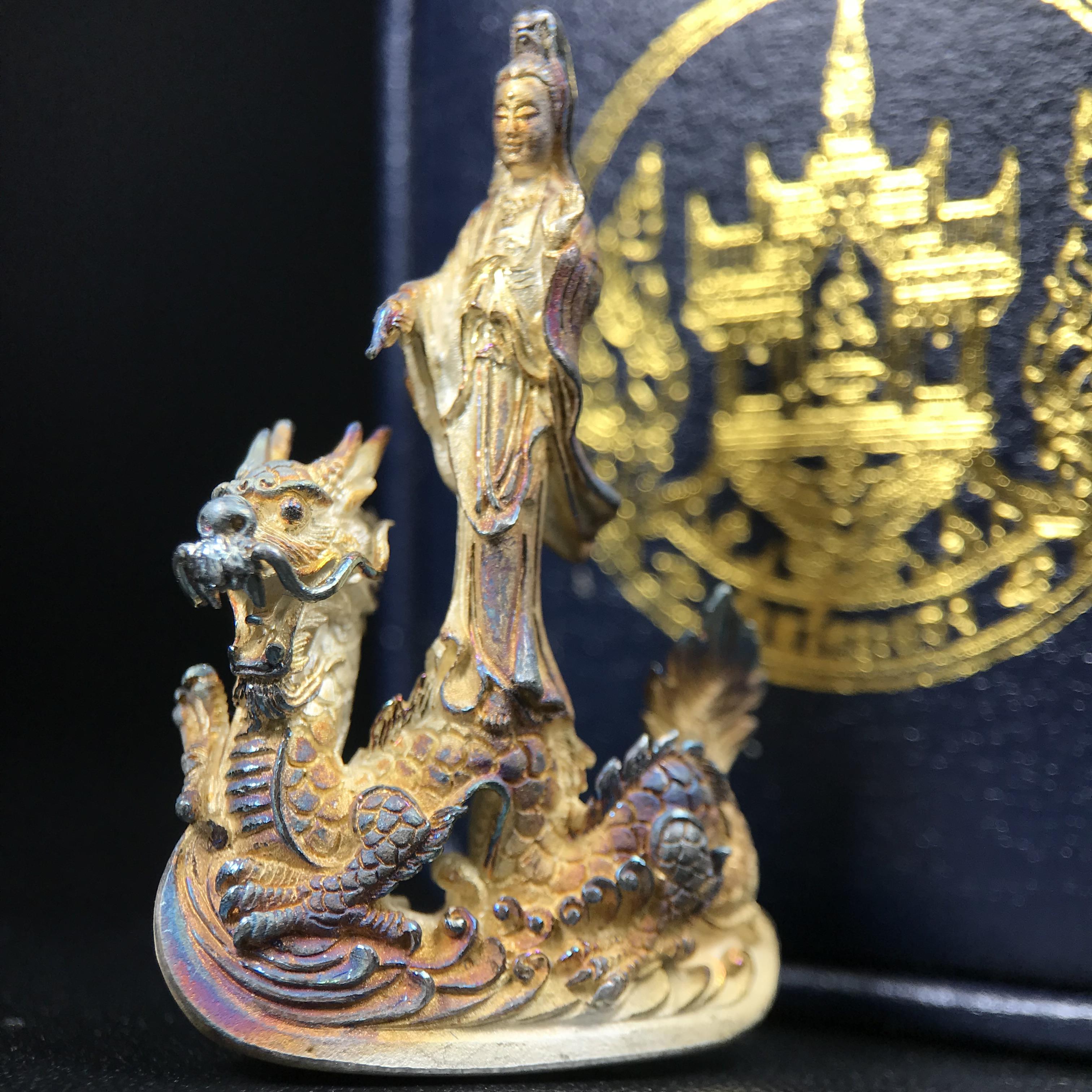 รูปหล่อลอยองค์พระโพธิสัตว์กวนอิม ทรงประทับมังกร จ.ระนอง ปี 2539 เนื้อเงิน พิมพ์ใหญ่(ผิวรุ้งไฟ)(สภาพผิวเดิมขึ้นสีรุ้งธรรมชาติสวยแบบนิยม)(เสน่ห์พระเนื้อเงินสีสันที่ธรรมชาติสรรค์สร้าง)เฉลิมฉลองในวโรกาสที่พระบาทสมเด็จพระเจ้าอยู่หัวทรงครองสิริราชสมบัติครบ50ปี