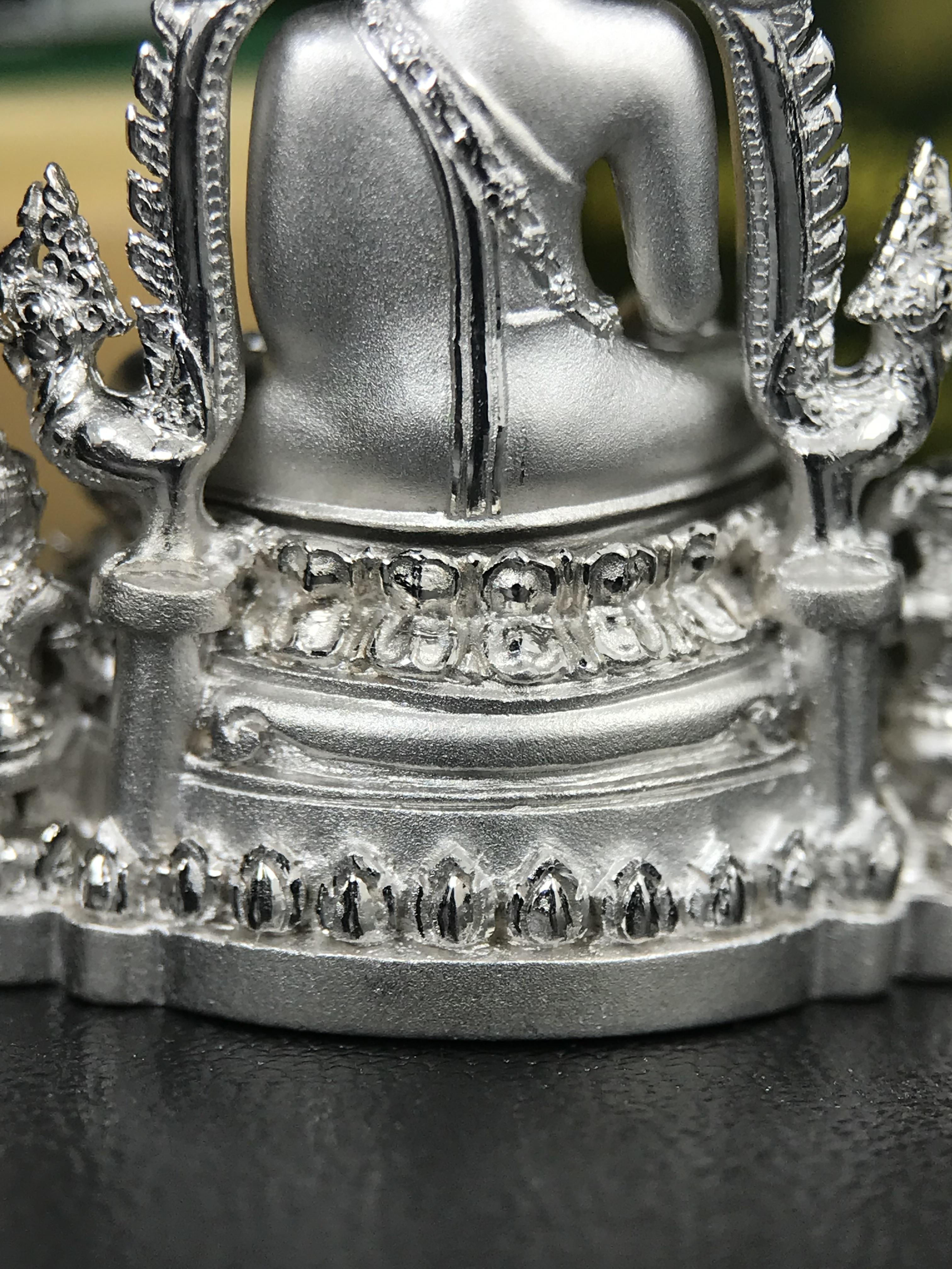 พระพุทธชินราช ภปร. 84 พรรษาในหลวงรัชกาลที่ 9 ปี 2554 พิมพ์กลางขนาดหน้าตัก 1/2 นิ้ว(สูง 3.8 ซม.) เนื้อเงินชุบทองคำขาว(สภาพผิวเดิมสวย) (พระราชทานมวลสาร จิตรลดาและเส้นพระเจ้า(เส้นผม)รัชกาลที่9)พุทธศิลป์ทรงคุณค่าอีกหนึ่งรุ่นยอดนิยม(องค์หมายเลข ๒๔๐๐)