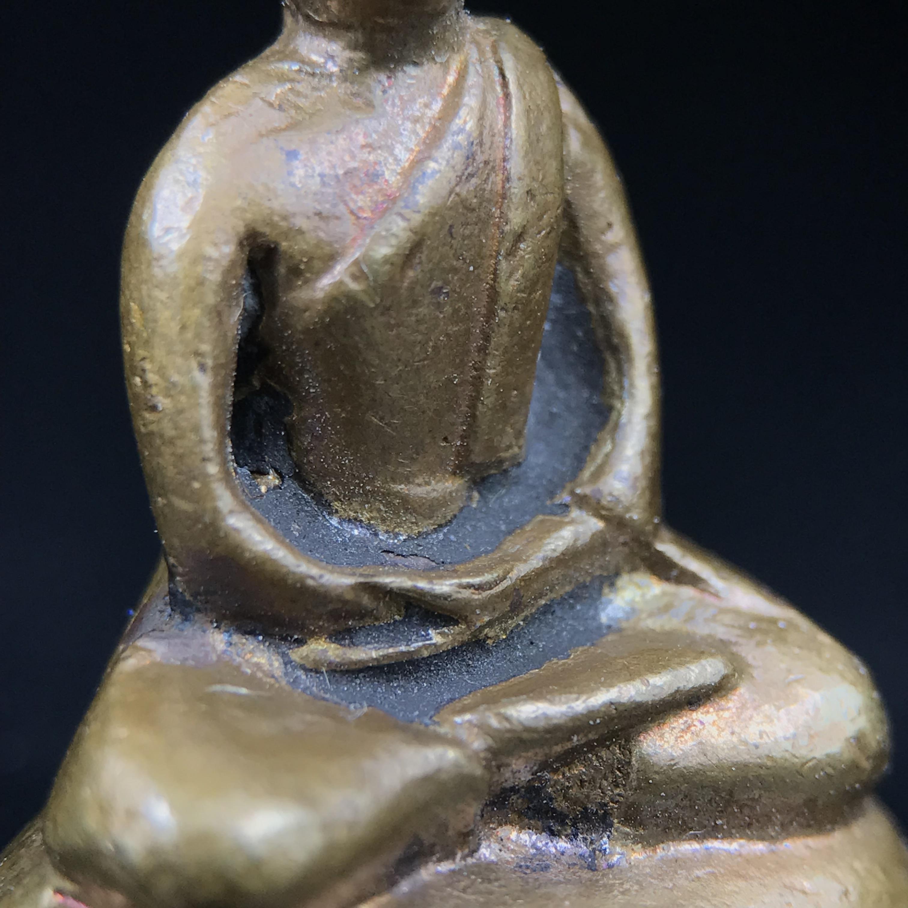 พระกริ่งฝีพระหัตถ์สมเด็จย่า ขนาดห้อยบูชาขนาดเล็ก จัดสร้างขึ้นเนื่องในวาระครบ 6 รอบ เมื่อวันที่21 ตุลาคม พ.ศ.2515(ในหลวงรัชกาลที่ 9 เสด็จพระราชดำเนินทรงเททอง)ปลุกเสกยิ่งใหญ่ เกจิ 108 รูป ร่วมปลุกเสก คัดสภาพสวยแบบนี้พบเจอน้อยมาก หมายเลขต้นๆหลักร้อย หายากมาก