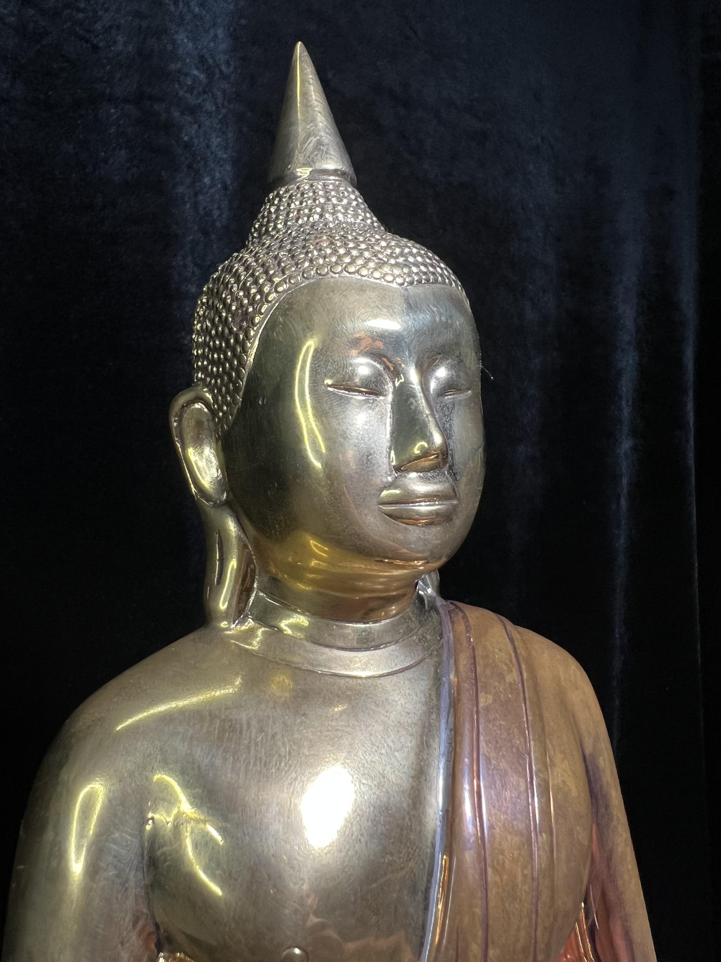 พระบูชาพระพุทธโสธร ภปร. รุ่นย้อนยุค ปี 2539 กาญจนาภิเษกครองราชสมบัติครบ 50ปี ในหลวงรัชกาลที่ 9 ขนาดหน้าตัก 9นิ้ว เนื้อสามกษัตริย์ หมายเลข๐๒๓๒๓(เลขสวย)อีกหนึ่งรุ่นยอดนิยม