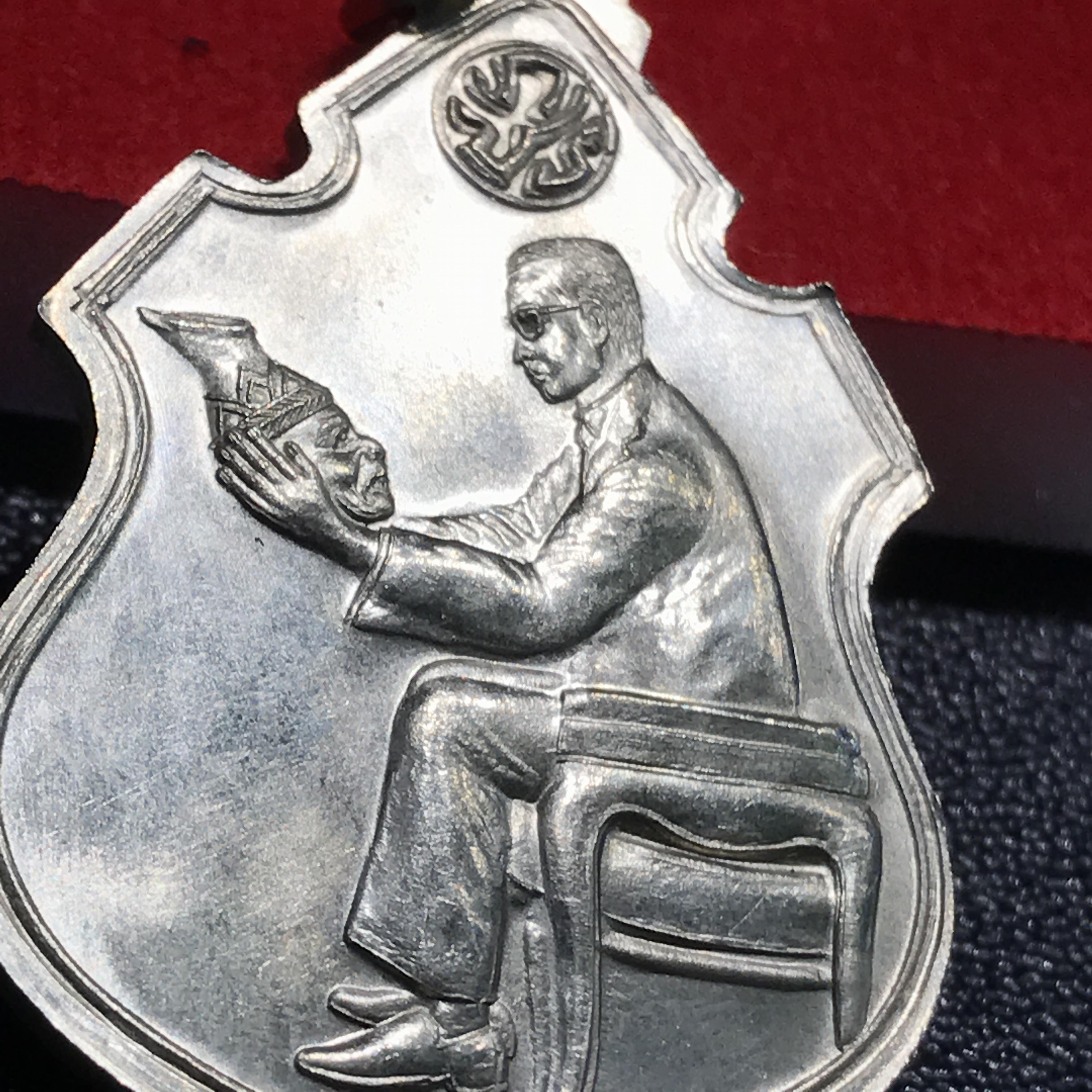 เหรียญครอบครูช่างหลวง(ในหลวงทรงดนตรี) เนื้ออัลปาก้า(หายาก)