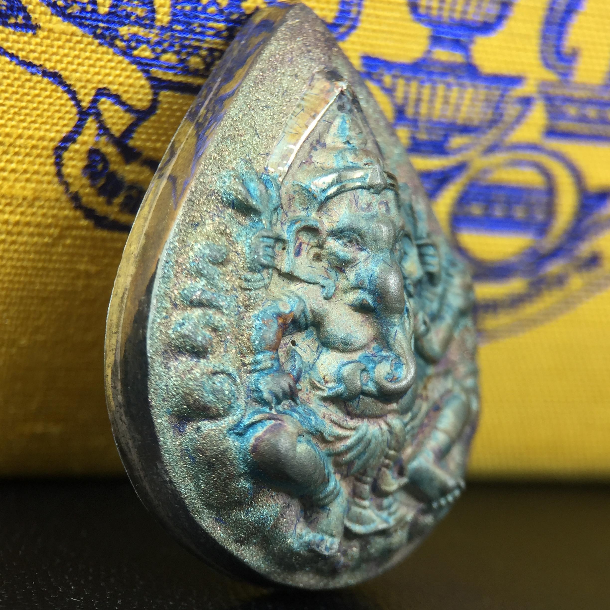 เหรียญพระพิฆเนศวร ญสส. ชุดกาญจนาภิเษกครองราชย์ 50 ปี พุทธศักราช 2538 พิมพ์ใหญ่(2.9 ซม.) เนื้อเงินผิวเดิมกลับดำขึ้นสีรุ้งเข้มขลังงดงามธรรมชาติสร้างสรรค์ สภาพสวยเดิมพร้อมกล่องบรรจุเดิม ตอกโค๊ดหมายเลขกำกับ(1ใน 5539องค์)