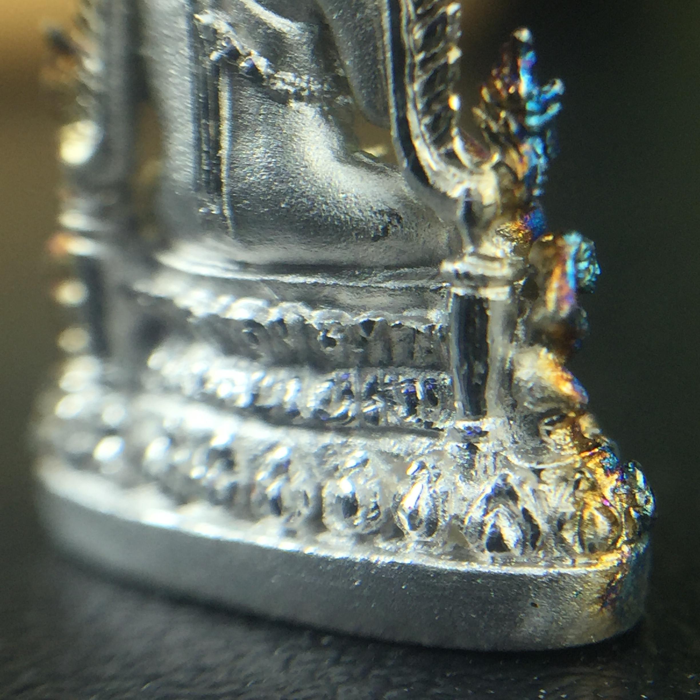 พระพุทธชินราช(จำลอง) ภปร. 84 พรรษา เนื้อเงินชุบทองคำขาว พิมพ์เล็กขนาดหน้าตัก 1/4 นิ้ว (สภาพผิวเดิมสวย ขึ้นสีรุ้งธรรมชาติ แบบนิยม)(พระราชทานมวลสาร จิตรลดาและเส้นพระเจ้า(เส้นผม))