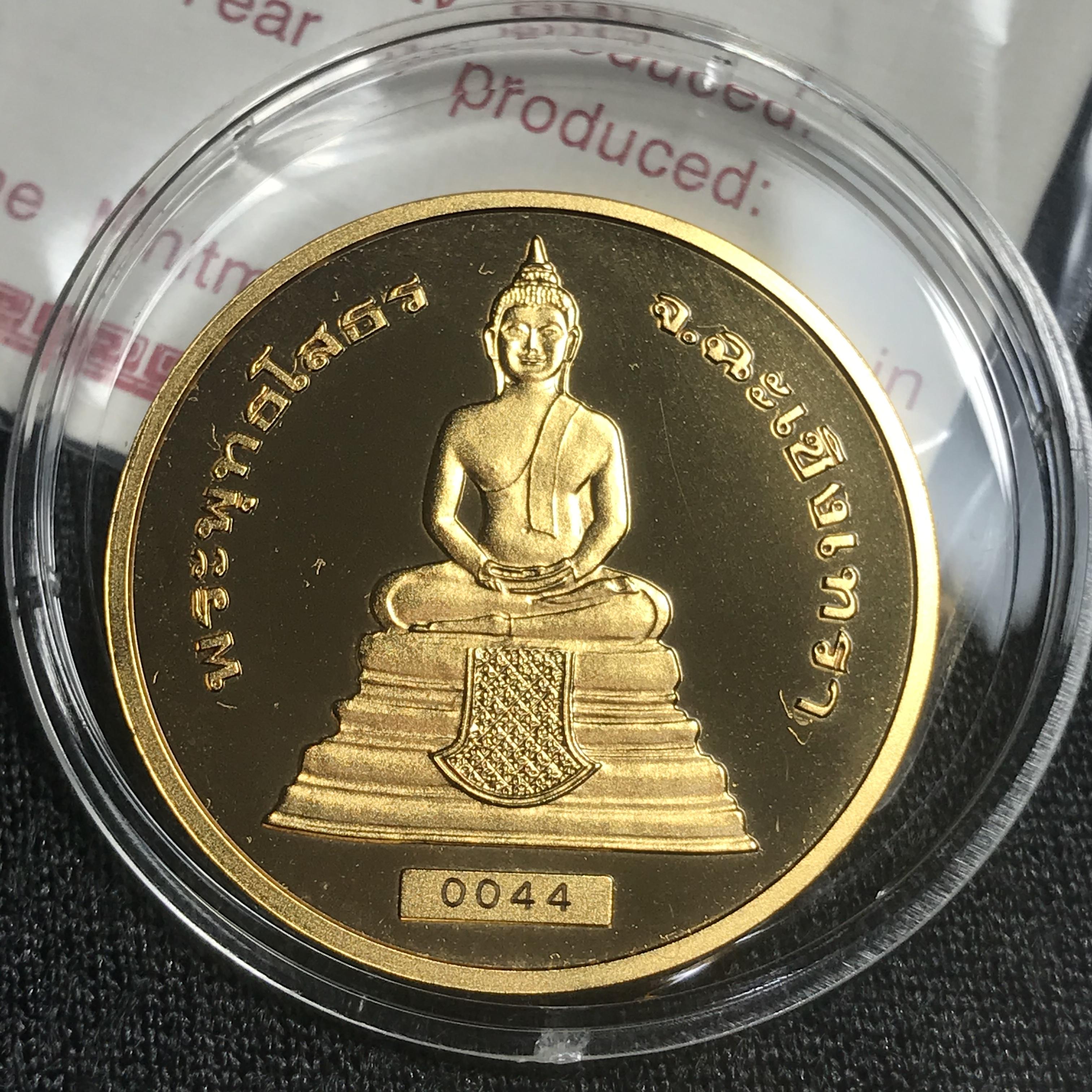 เหรียญพระพุทธโสธร-สมเด็จพระปิยมหาราช รุ่นกาญจนาภิเษก พิธีมหาพุทธาภิเษก-มังคลาภิเษก วัดสุทัศน์เทพวราราม ปี2538 เหรียญบรอนทองขัดเงา(Brass gold plated)ผลิตโดยโรงกษาปณ์ฮูกานิน ประเทศสวิสเซอร์แลนด์ (HUGUENIN MEDAILLEURS OF SWITZERLAND)สภาพสวยดุจทองคำ ผิวกระจก
