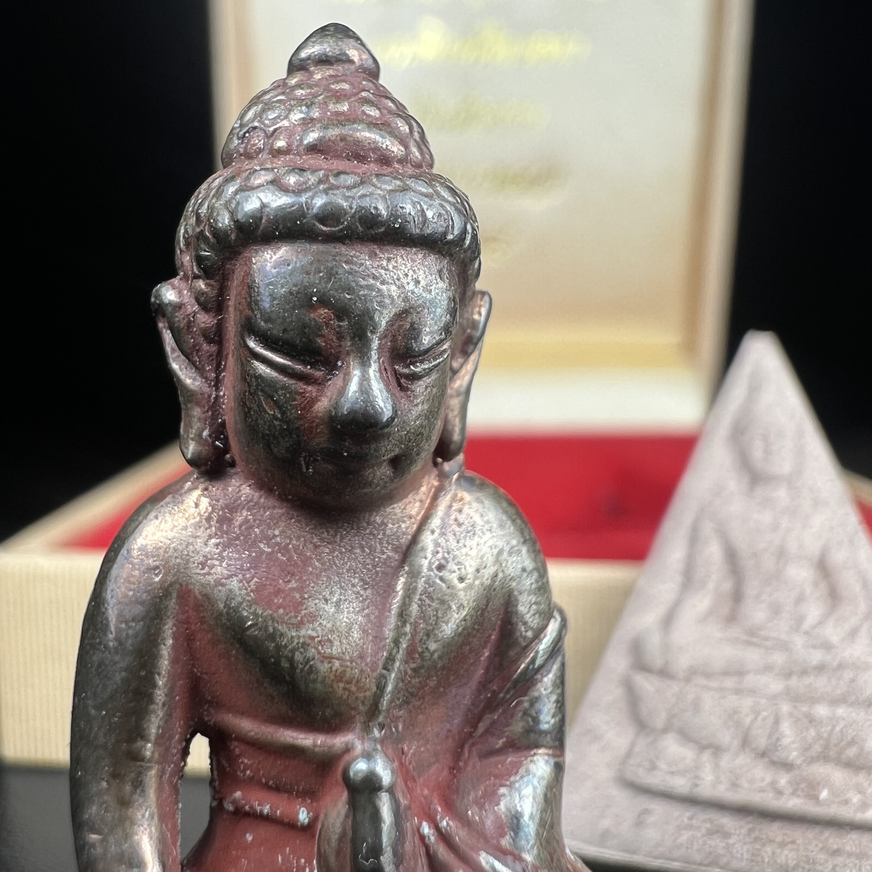 พระกริ่งเจริญโภคทรัพย์ พระพิมพ์จิตรลดา ที่ระลึกโครงการหลวง ปี 2539 ฉลองครองราชสมบัติครบ 50 ปี รัชกาลที่ 9 ตรากาญจนาภิเษกทองคำ(เนื้อทองคำแท้)(ชุดกรรมการหายาก)(สภาพผิวยาขัดแดงๆติดเต็มๆสวยเดิม ผิวแบบนี้พบเจอน้อย))(1ใน1999ชุด)