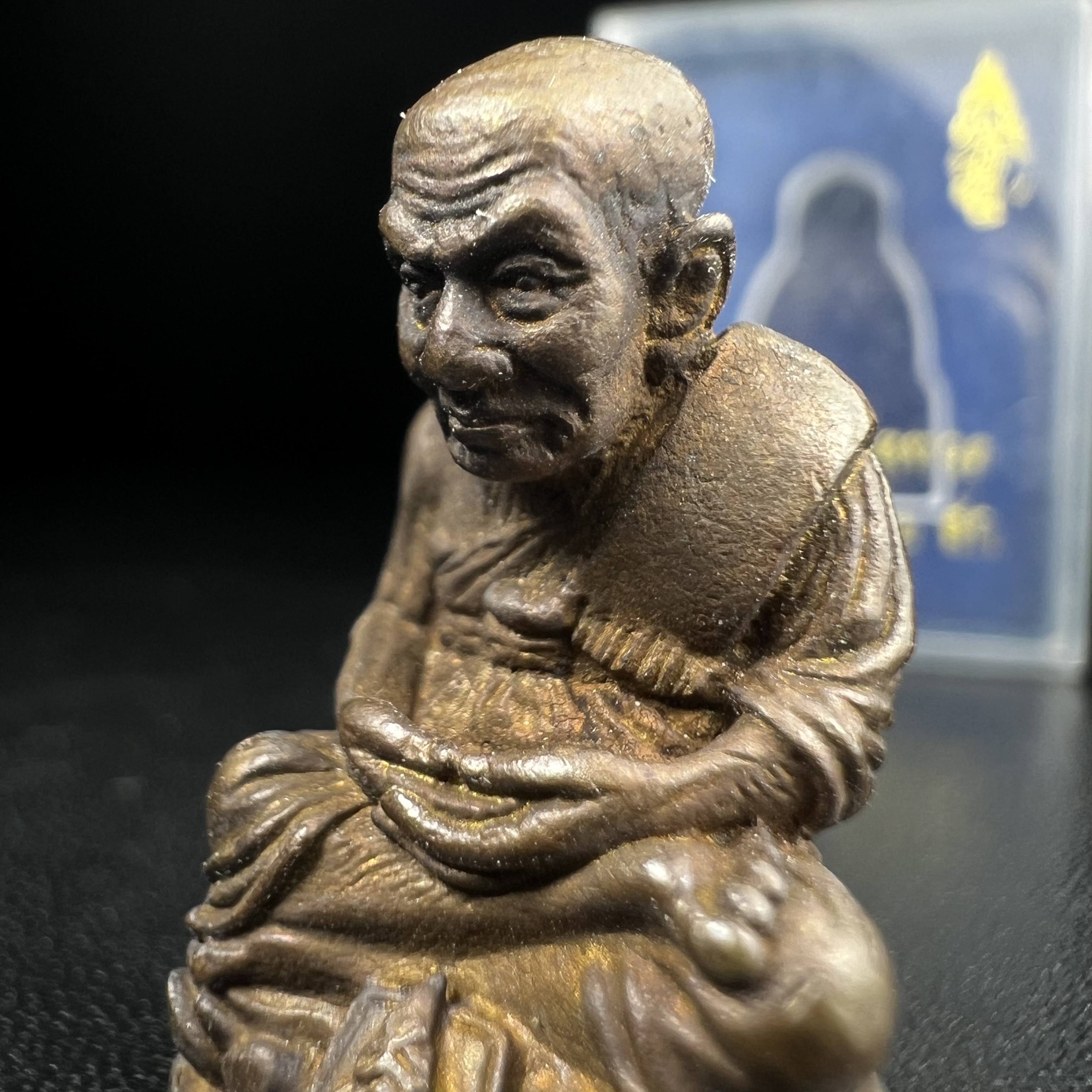 หลวงพ่อทวด พระนามาภิไธย สก. วัดห้วยมงคล จ.ประจวบคีรีขันธ์ ปี 2544(รุ่นแรก) รูปหล่อลอยองค์ ขนาดห้อยคอ หน้าตัก 1.5 ซม. พิมพ์ลอยองค์เนื้อสัตตะโลหะหล่อโบราณ(โลหะผสมรมดำ)(คัดสภาพสวยสมบูรณ์)(คุ้มครองปลอดภัย แคล้วคลาด พิธีใหญ่ มวสสารดี)