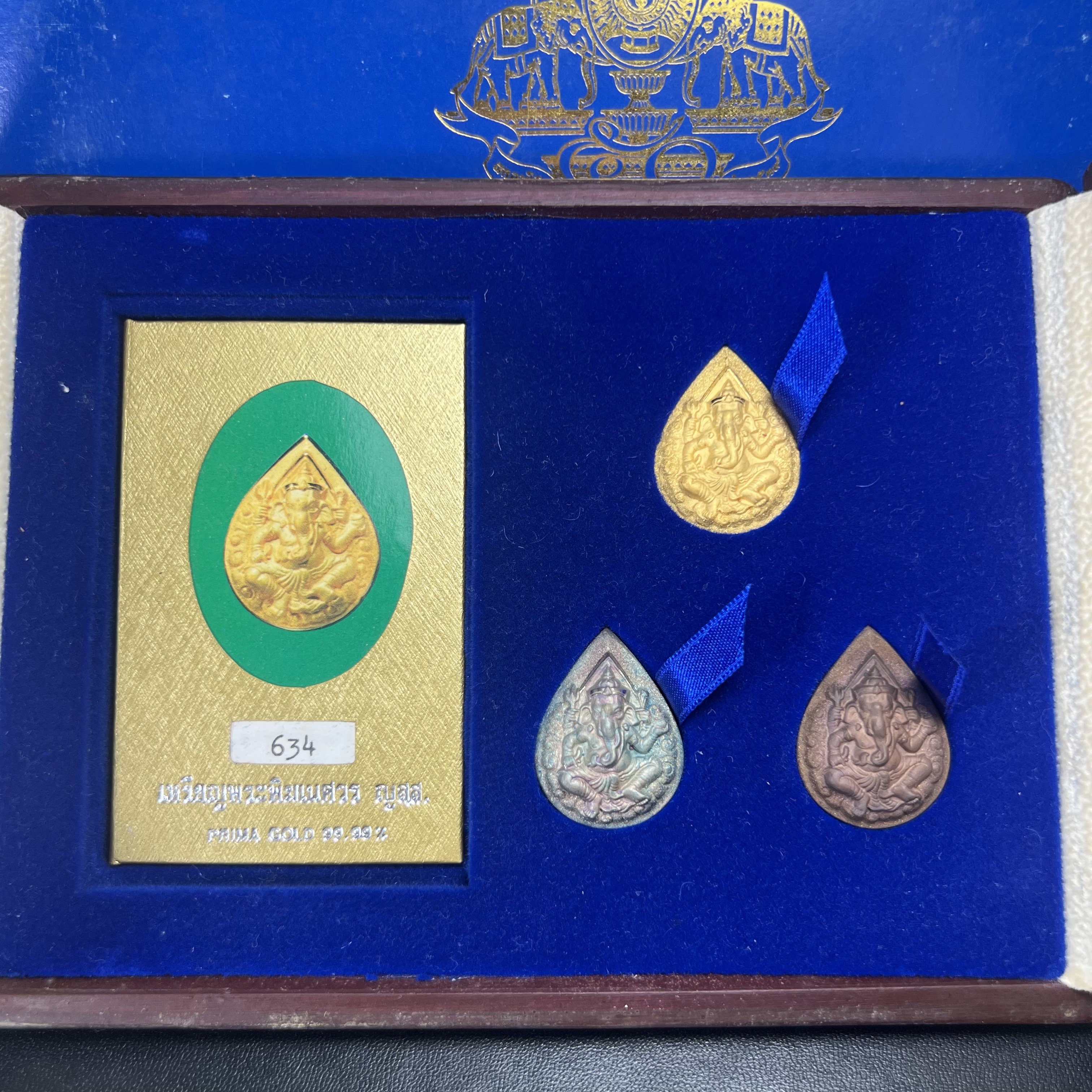 เหรียญพระพิฆเนศวร ญสส. ชุดกาญจนาภิเษกครองราชย์ 50 ปี พุทธศักราช 2538 วัดบวรนิเวศวิหาร ชุดทองคำพิมพ์ใหญ่(2.9 ซม.)(เนื้อทองคำ+เนื้อเงิน+เนื้อทองทิพย์) สภาพสวยเดิมพร้อมกล่องบรรจุเดิม ตอกโค๊ดหมายเลขกำกับ 634(พิธีใหญ่ พุทธศิลป์งดงาม)(นิยมหายาก)1 ใน 939 ชุด