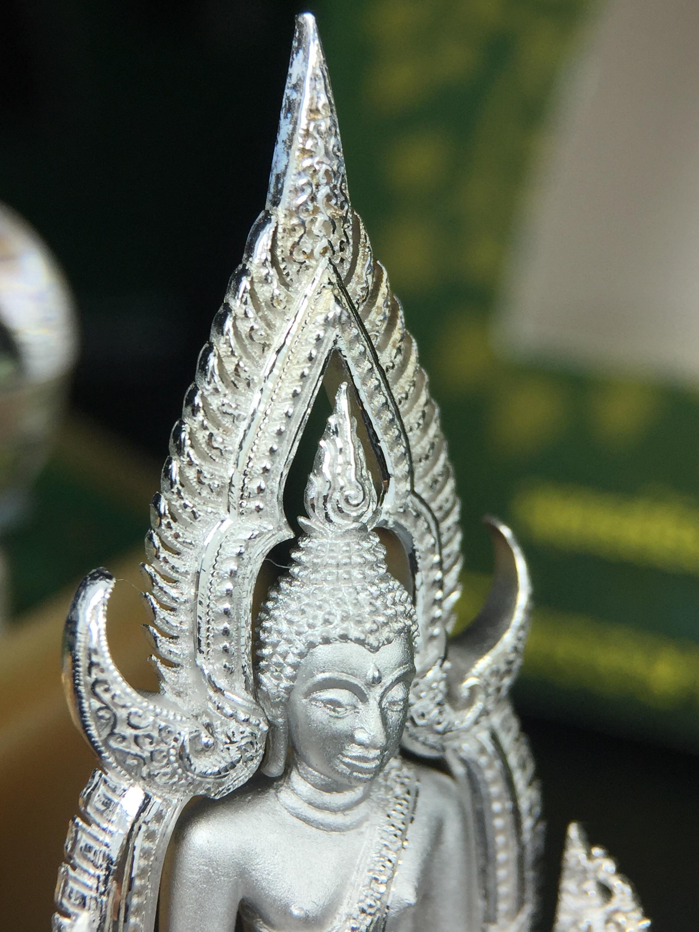 พระพุทธชินราช(จำลอง) ภปร. 84 พรรษา เนื้อเงินชุบทองคำขาว พิมพ์ใหญ่ขนาดหน้าตัก 3/4 นิ้ว(พระราชทานมวลสาร จิตรลดาและเส้นพระเจ้า(เส้นผม))รัชกาลที่9)พุทธศิลป์ทรงคุณค่าอีกหนึ่งรุ่นยอดนิยม(1ใน 3000 องค์)